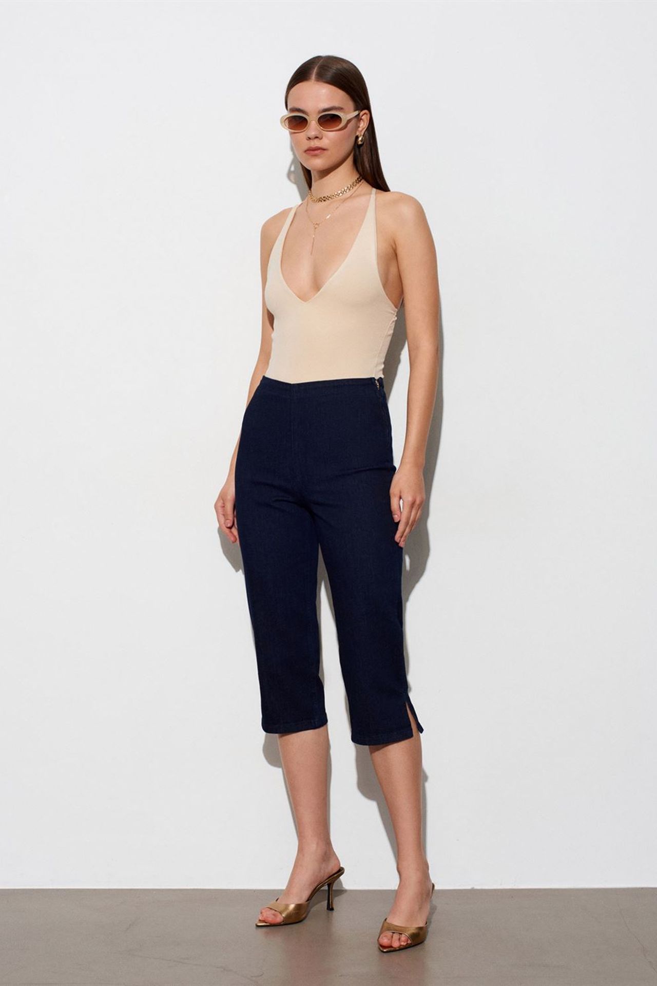 DILVIN Slim Fit Cut-Out Halter Bodysuit 4