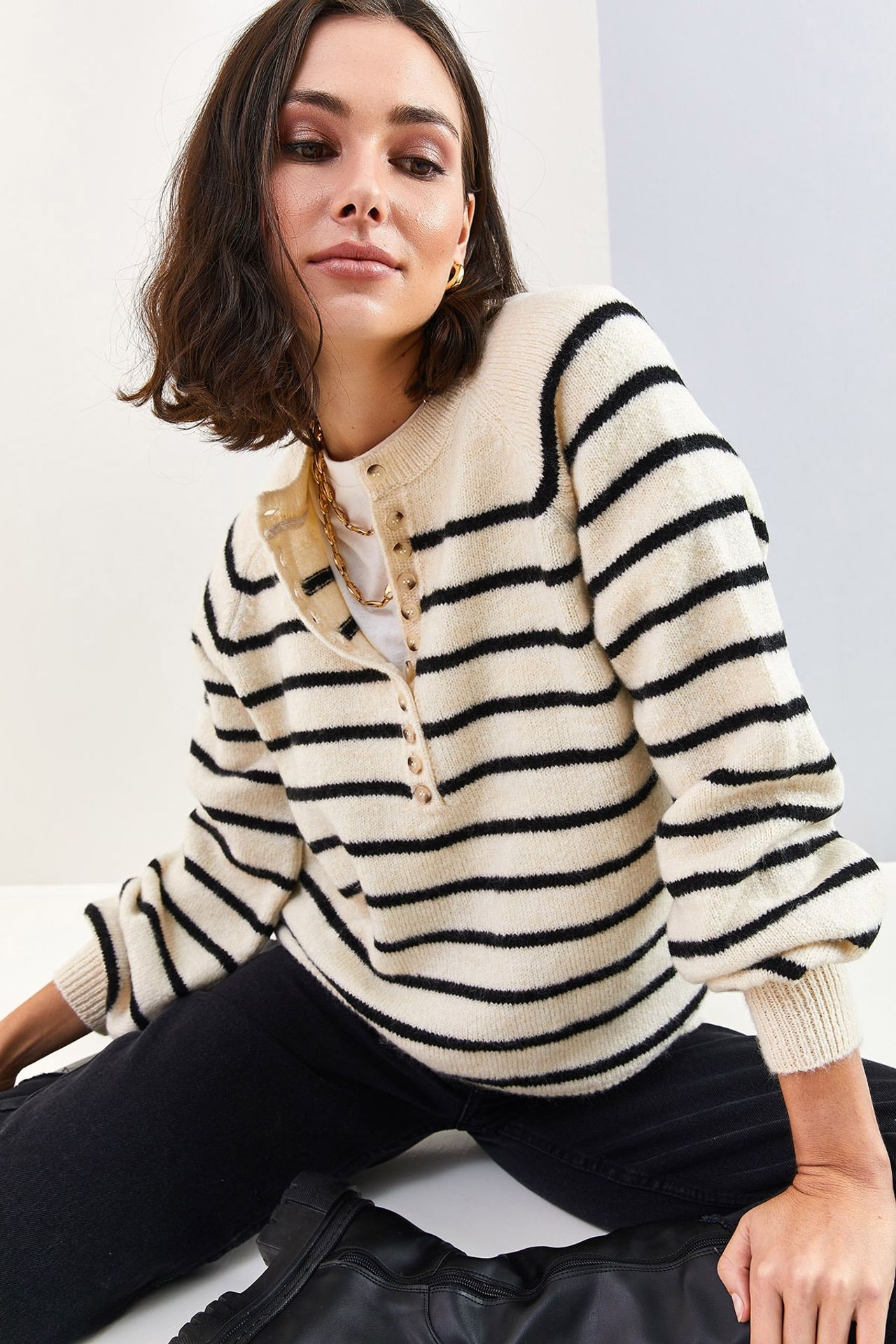LUCCI Button-Collar Knit Sweater 2