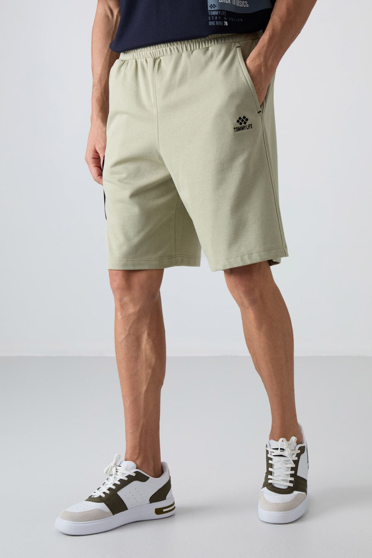 TOMMY Men's Wide-leg Cargo Shorts 2