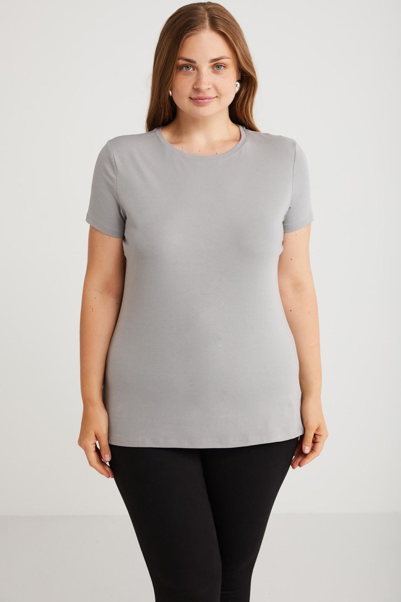 ETHIQUET Short-Sleeve Crew Neck T-Shirt 1