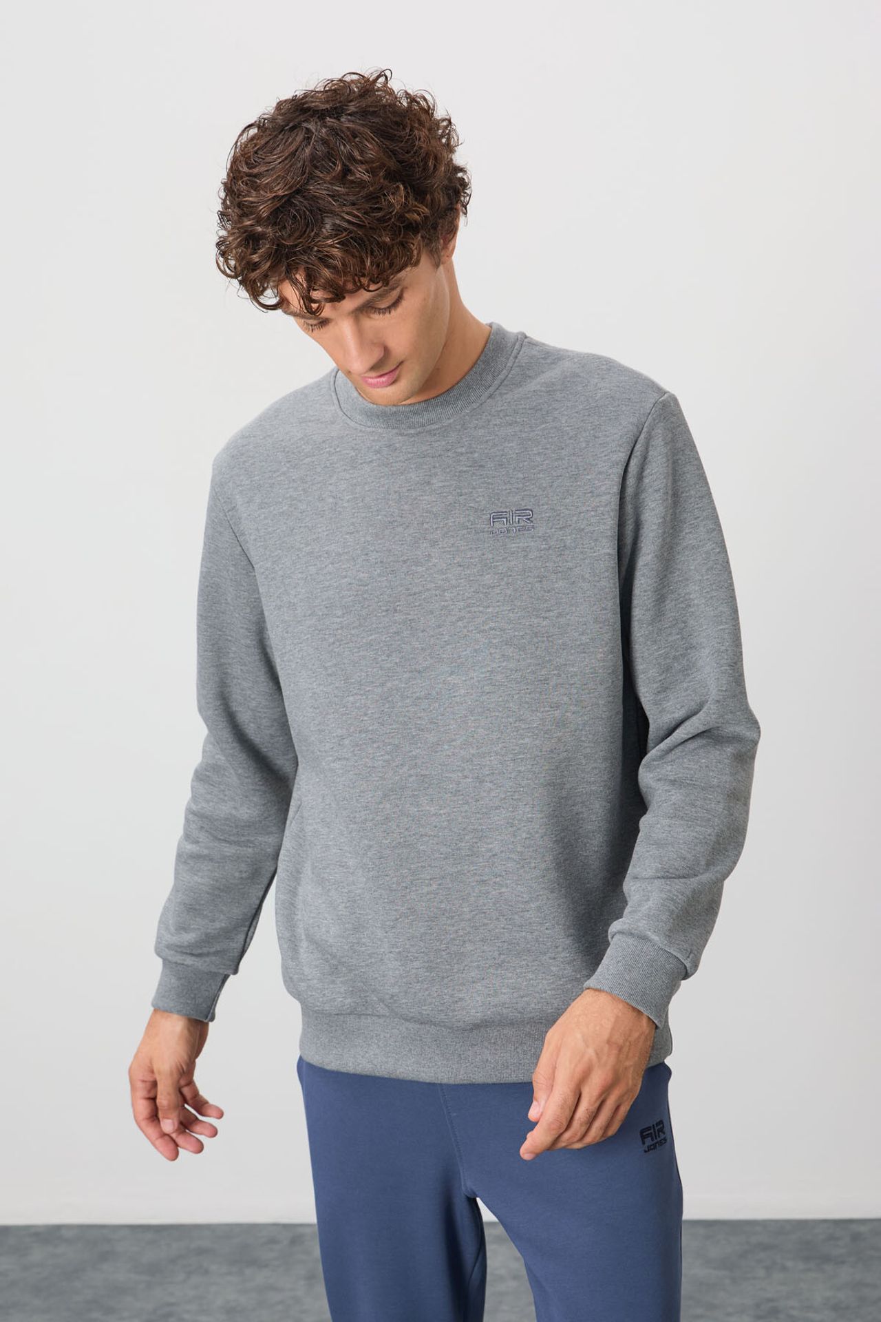 TOMMY Men's Regular Fit Crew Neck Sweatshirt 1