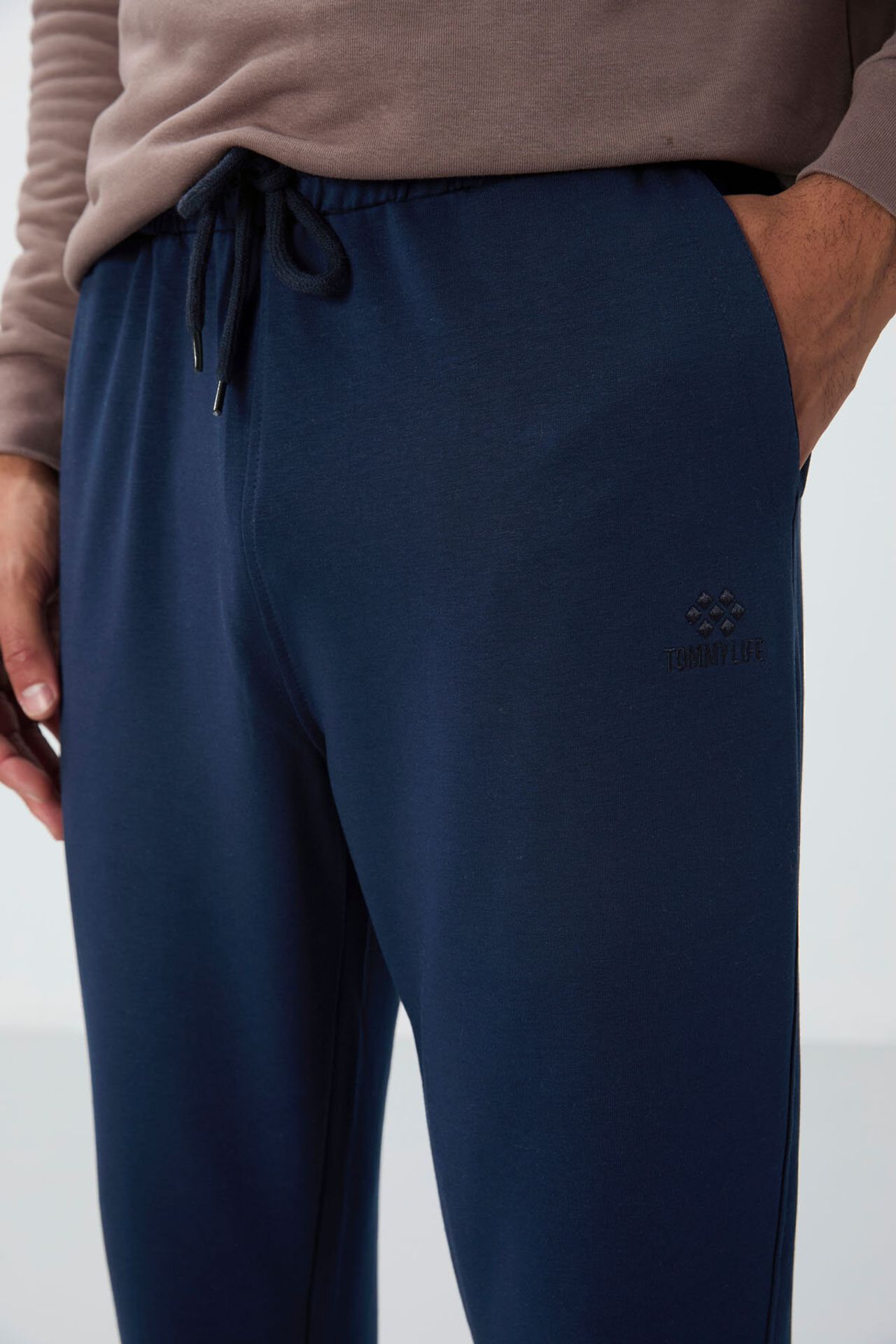 TOMMY Men's Regular-Fit Cotton Blend Sweatpants 4