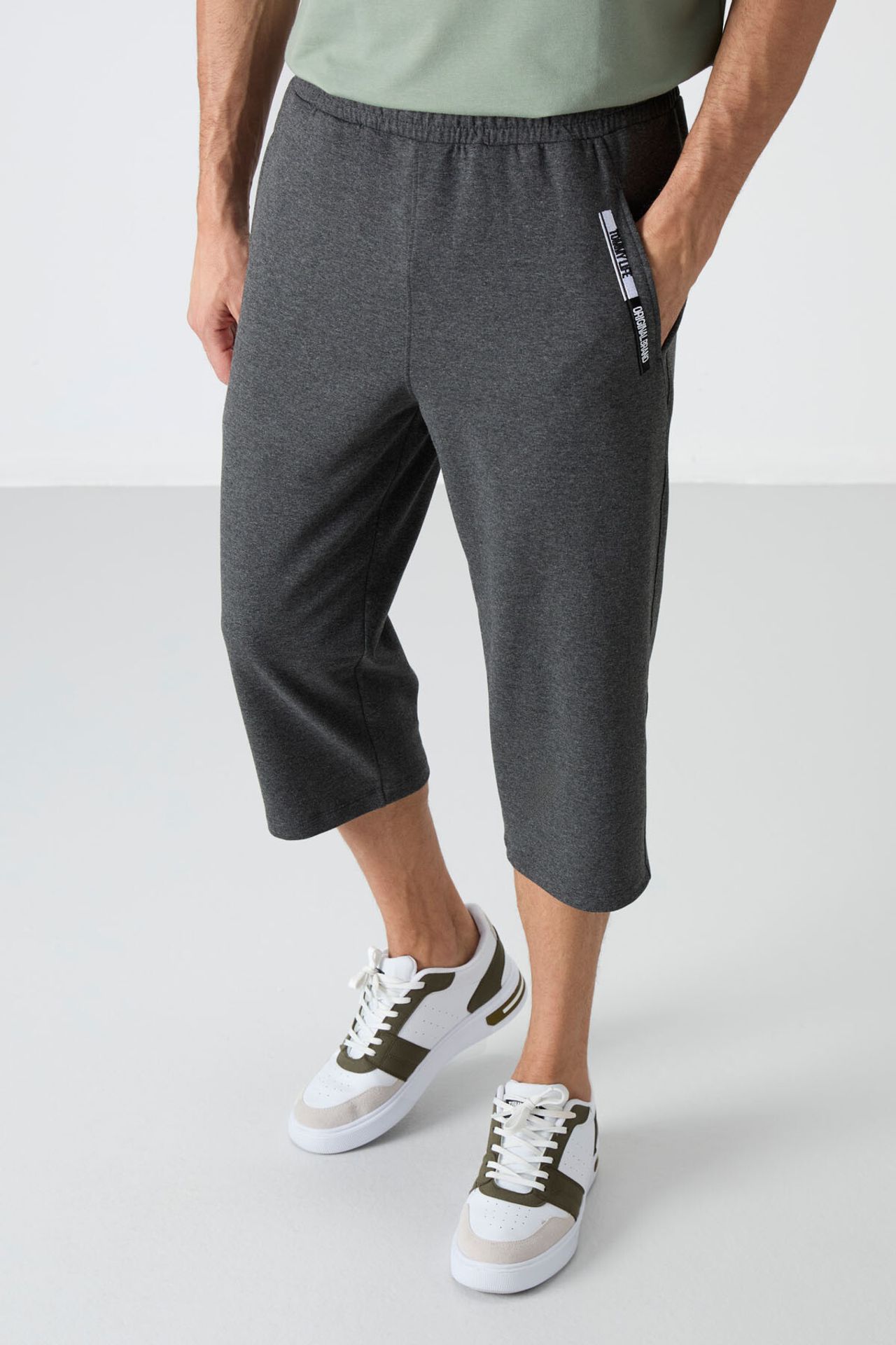 TOMMY Men's Mid-Waist Capri Shorts 1