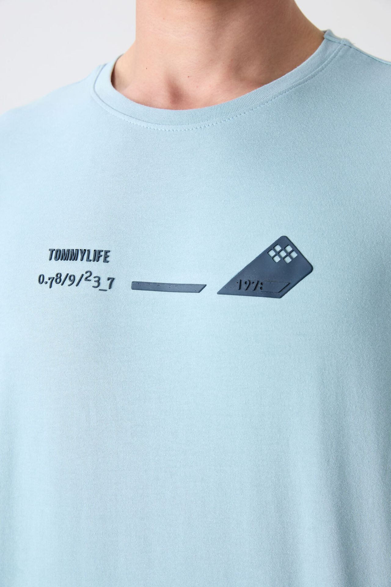 TOMMY Oversized Logo Crew Neck T-Shirt 3