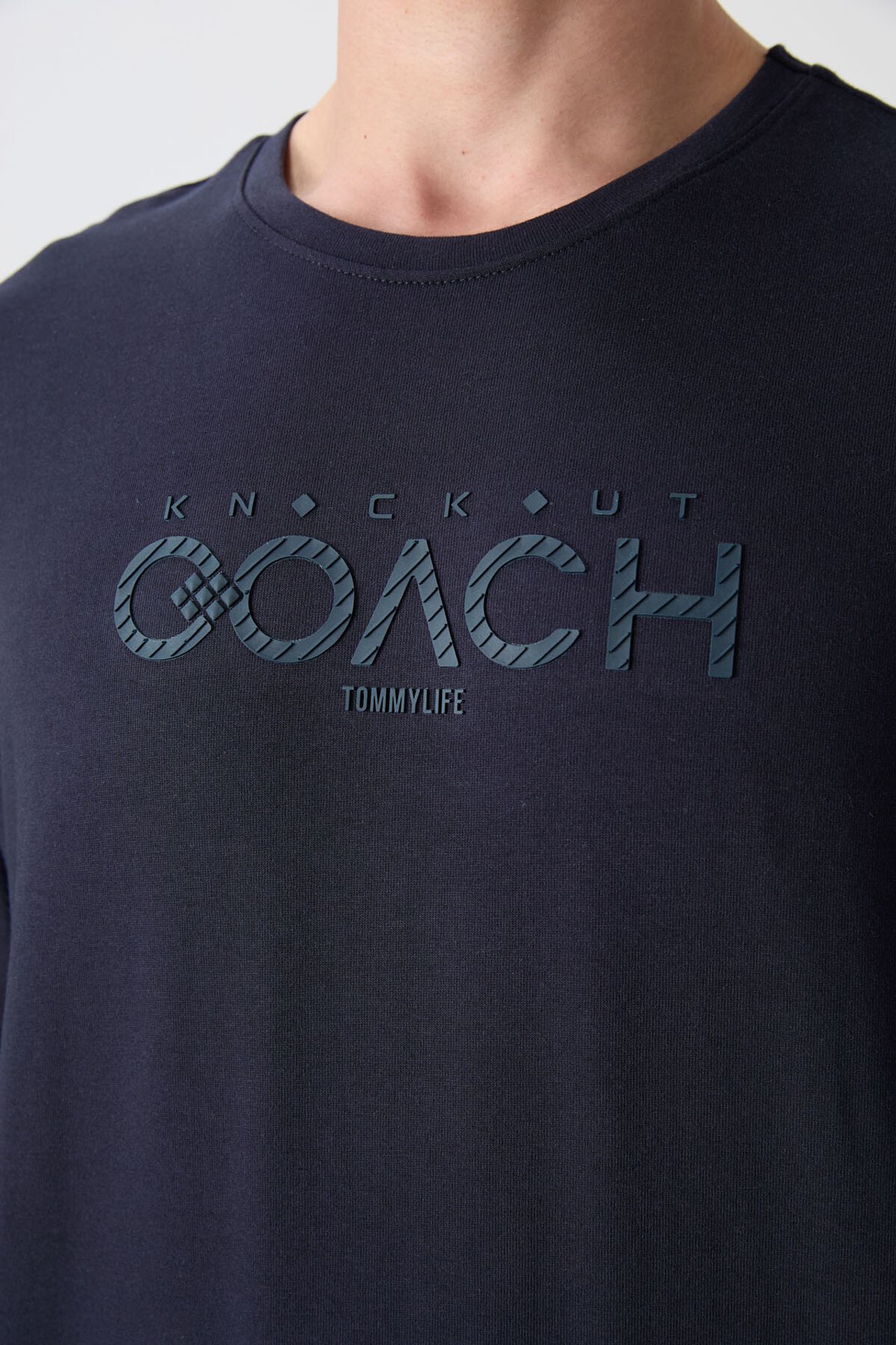 TOMMY Oversized Logo Patch Crew Neck T-Shirt 3