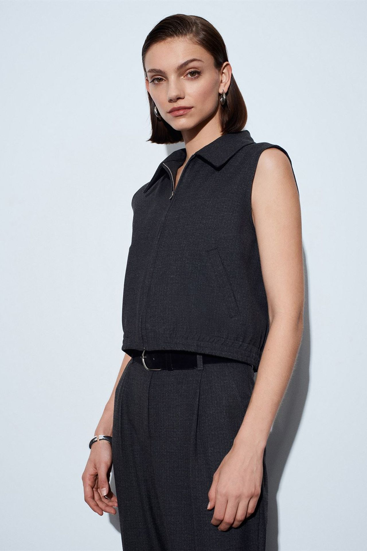 DILVIN Women's Woven Crepe Waistcoat With Zipper 3