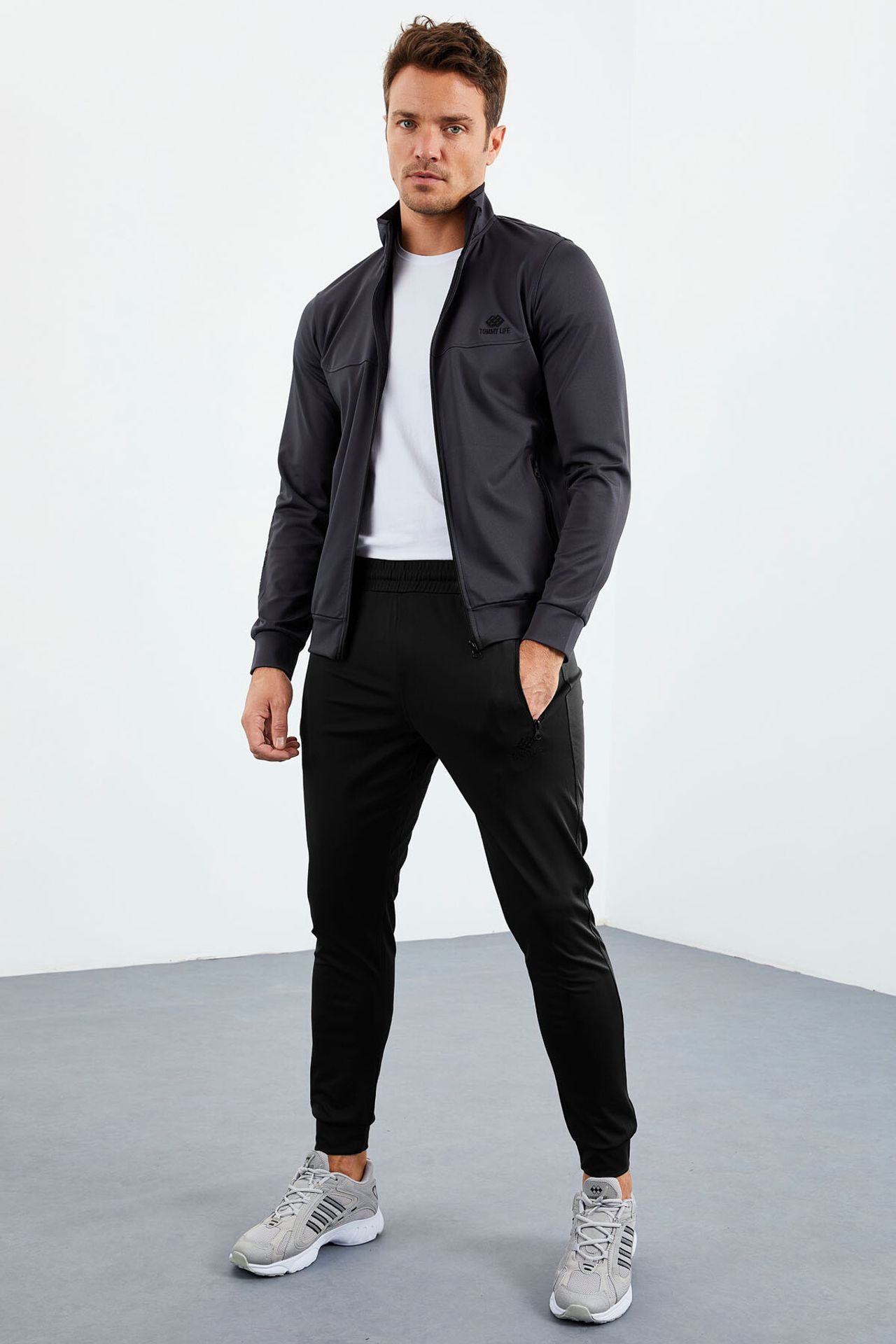 TOMMY Men's Scuba Knit Sweatshirt And Pants Set 1