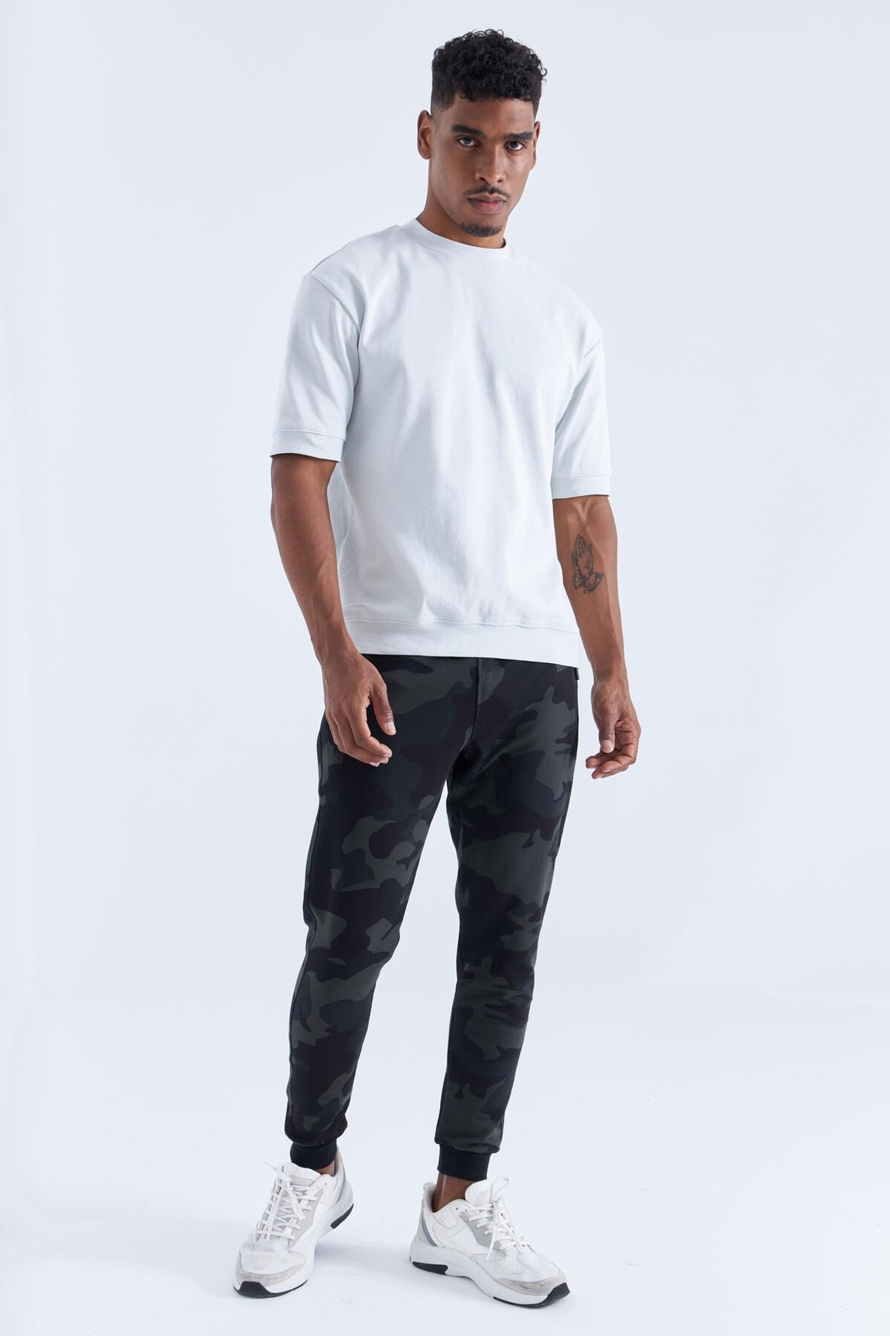 TOMMY Men's Camouflage Slim Fit Sweatpants 3