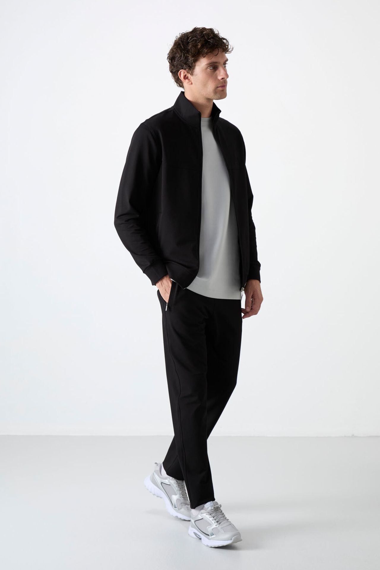 TOMMY Men's Relaxed Fit Zip-collar Sweatshirt And Pants Set 5