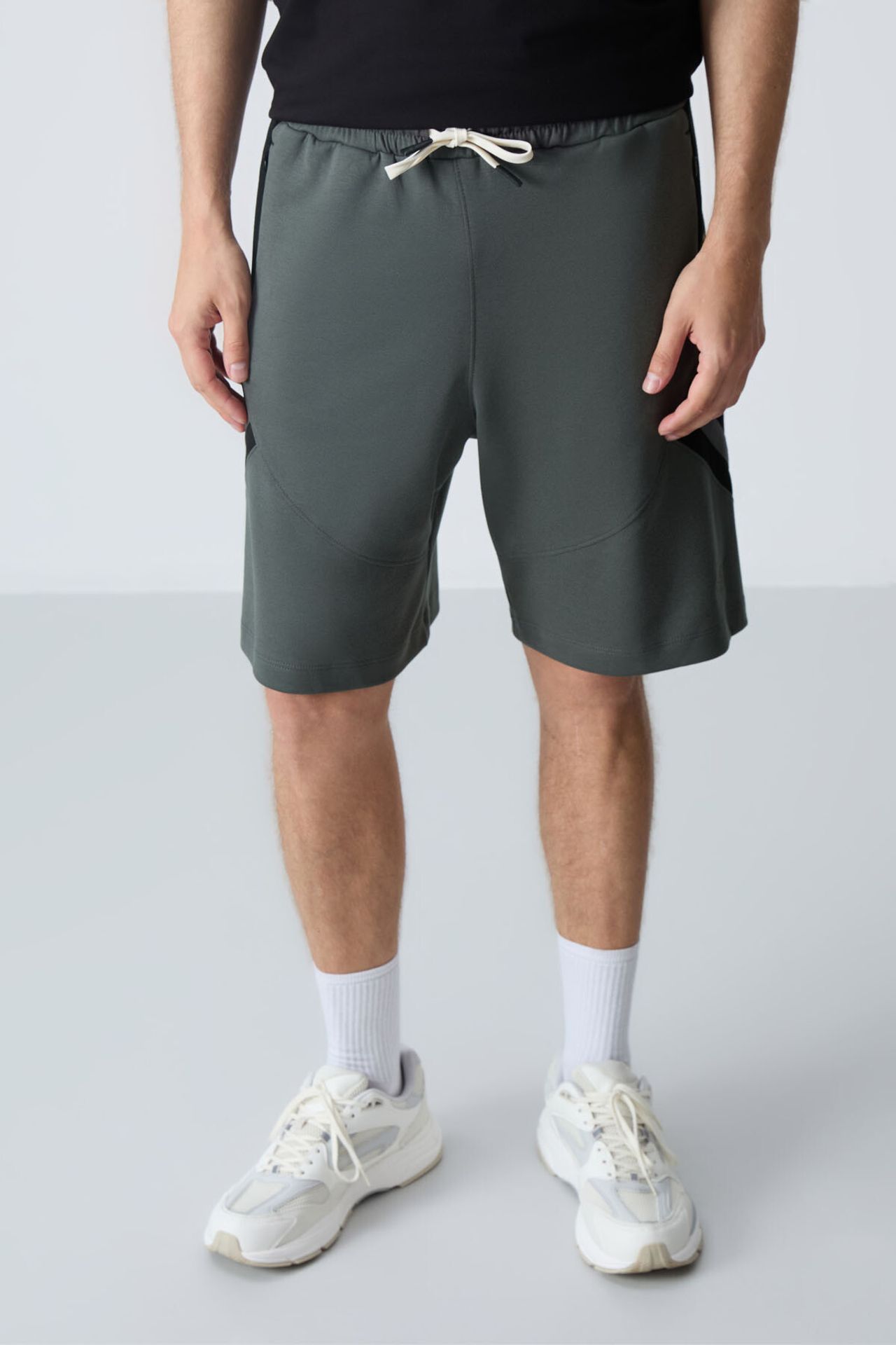 TOMMY Men's Fleece Sweat Shorts 1