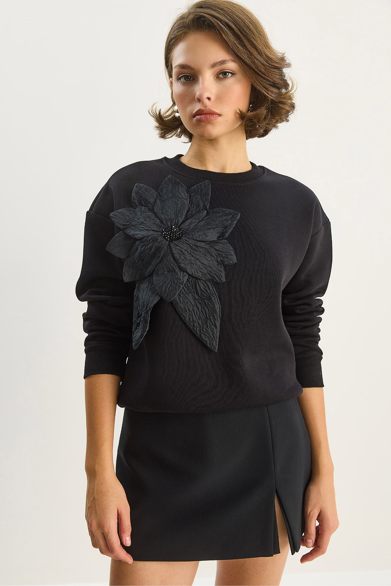 LUCCI Accessory Detailed Long Sleeve Crew Neck Sweatshirt 2