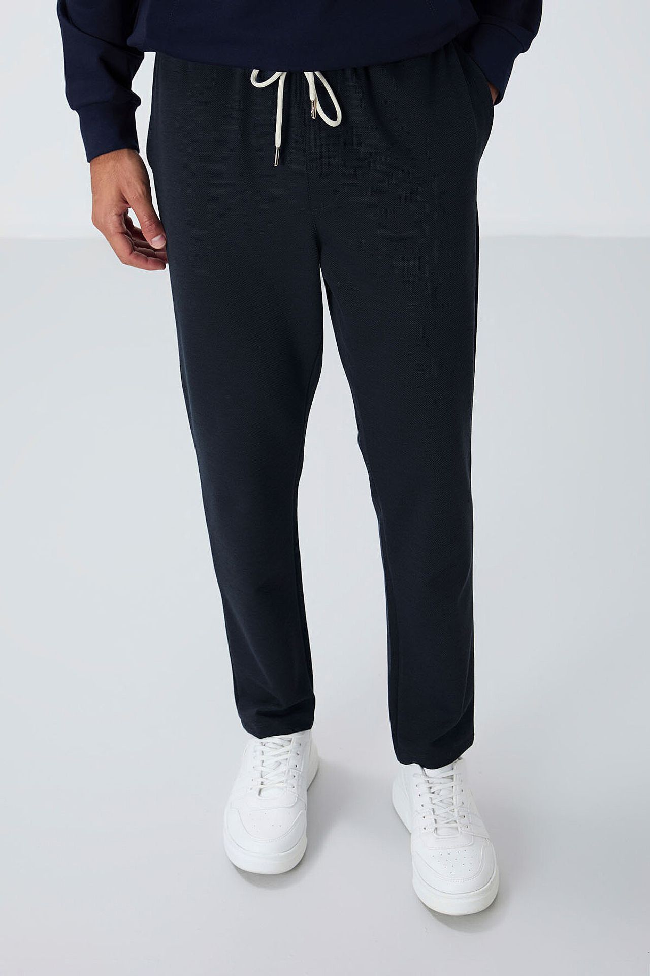 TOMMY Men's Elastic Waist Tapered Sweatpants 2