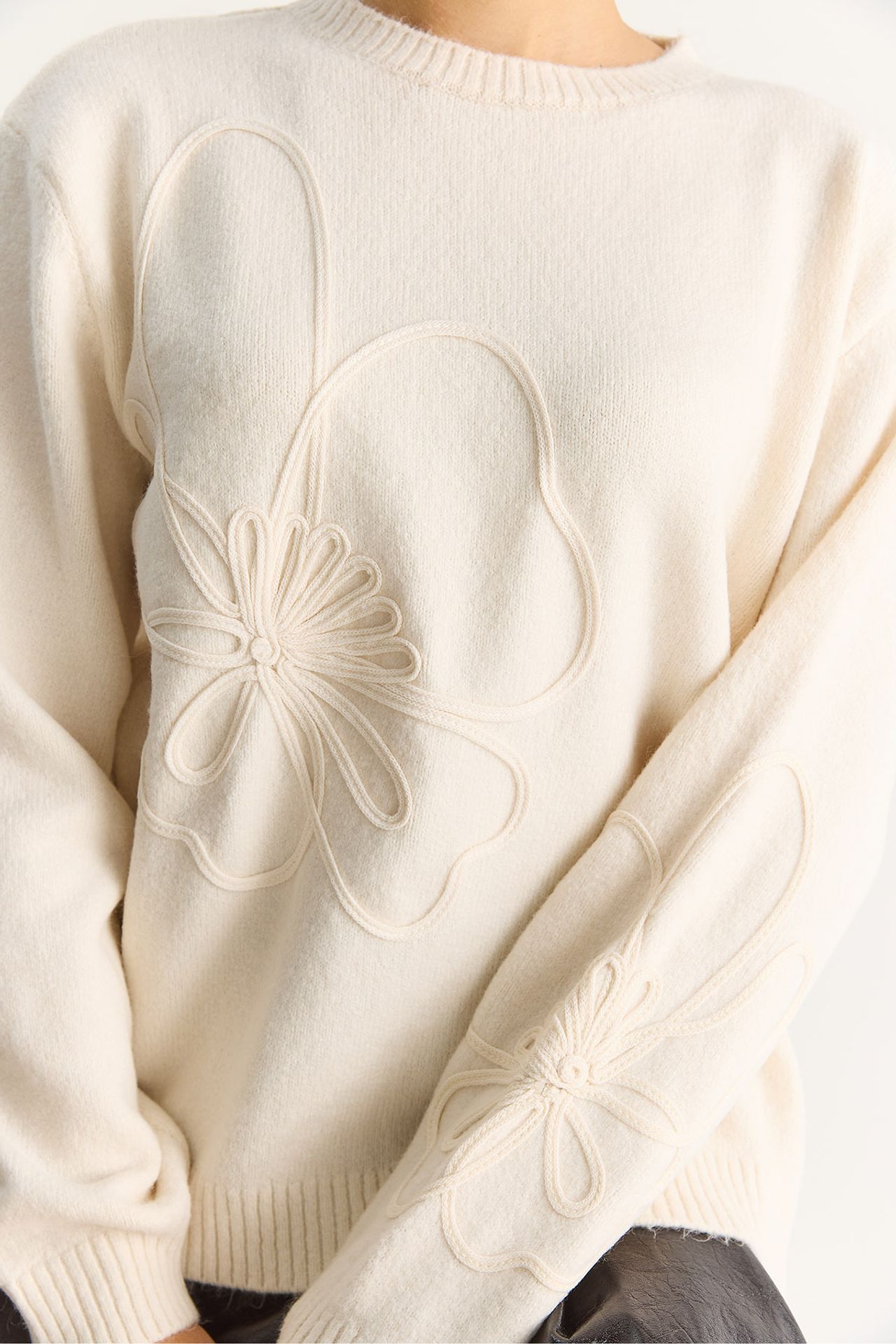 LUCCI Crew Neck Embroidered Knit Sweater 5