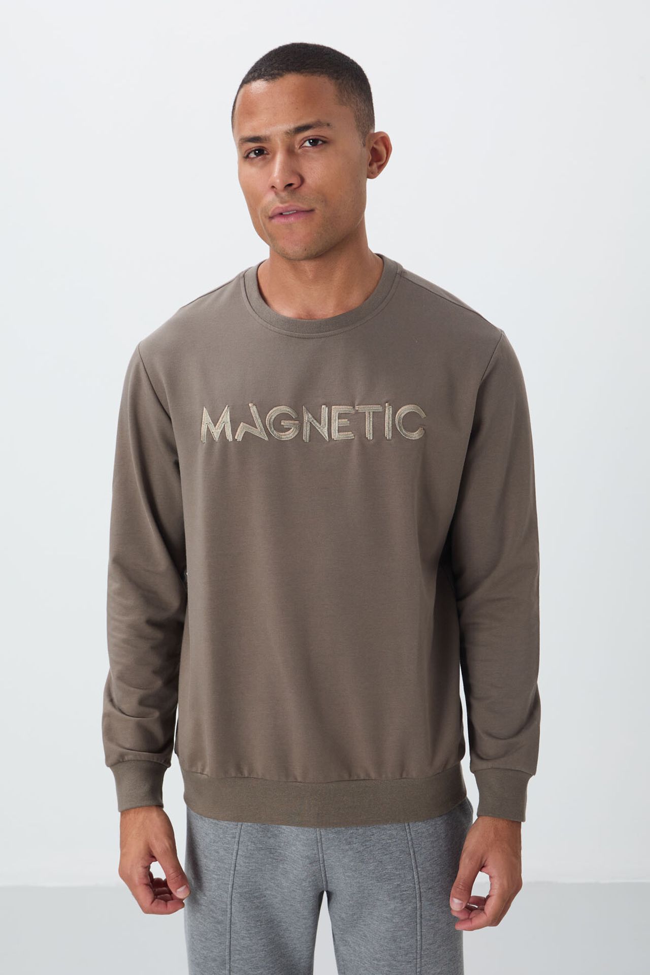 TOMMY Men's Printed Crew Neck Sweatshirt 5