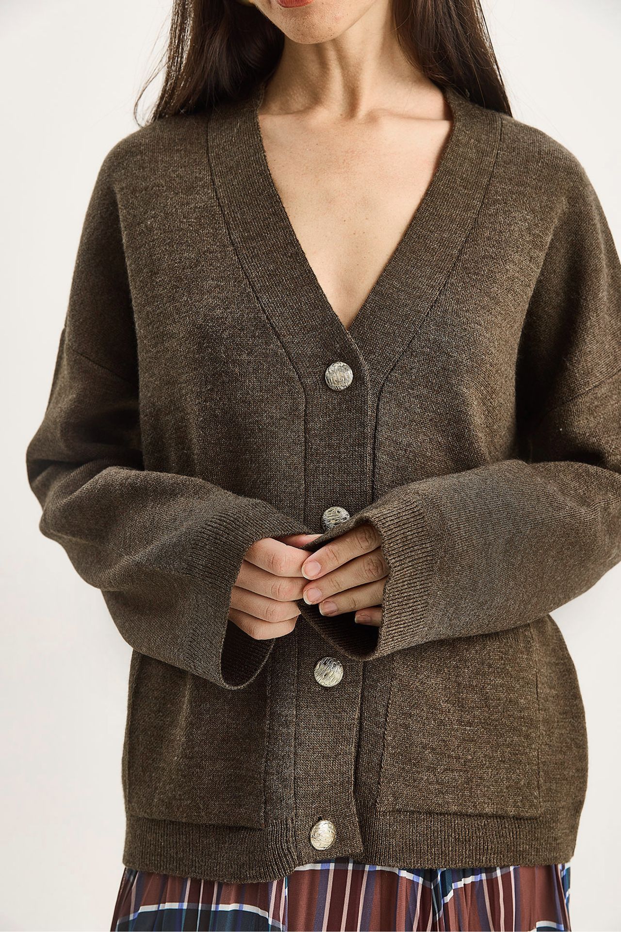 LUCCI Thick Ribbed V-neck Cardigan with Button Closure 6
