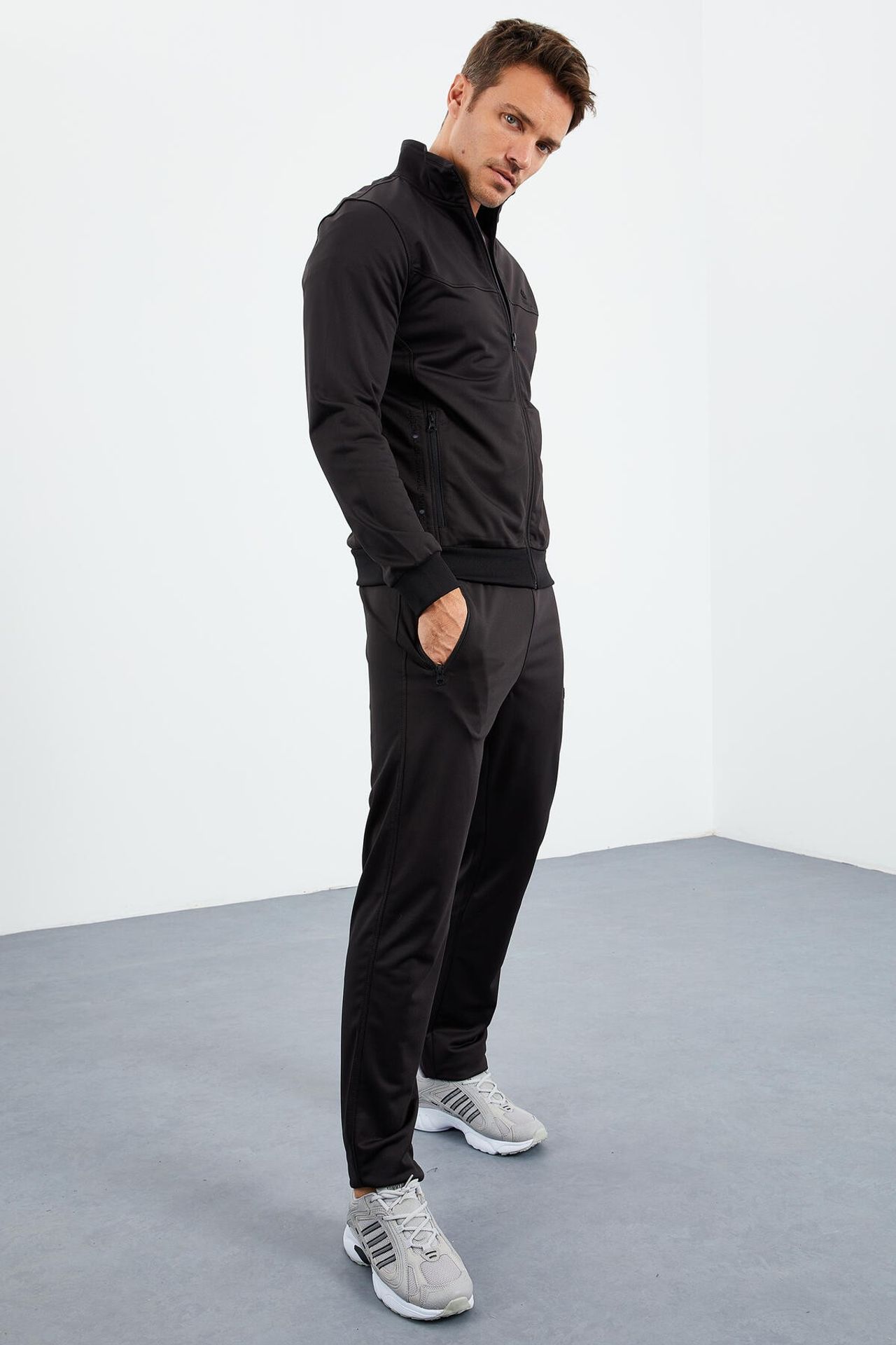 TOMMY Men's Scuba Knit Active Set With Zipper Collar 1