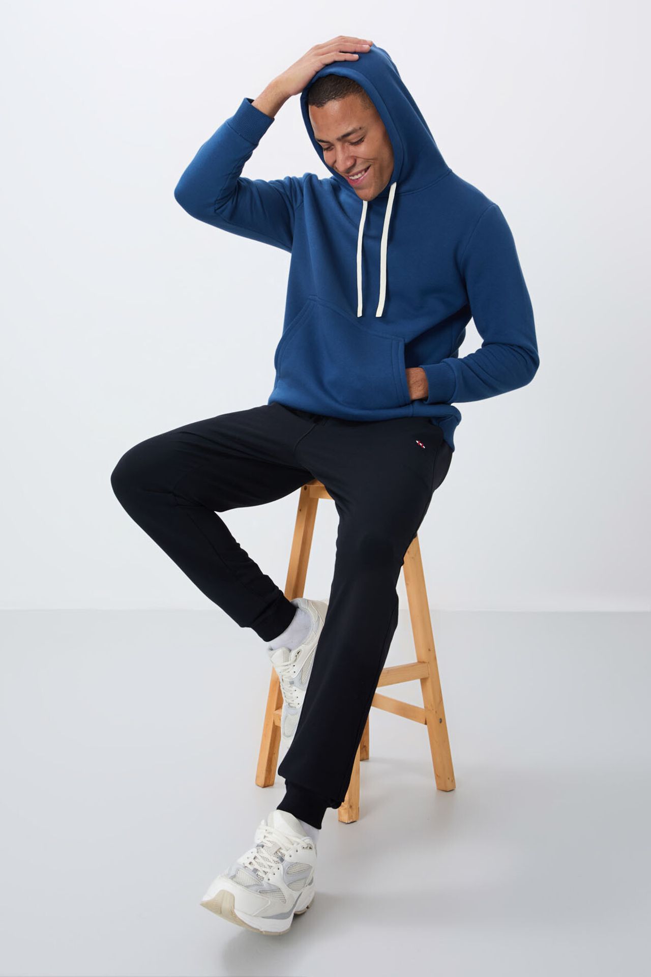 TOMMY Men's Solid Hooded Sweatshirt With Pocket 4
