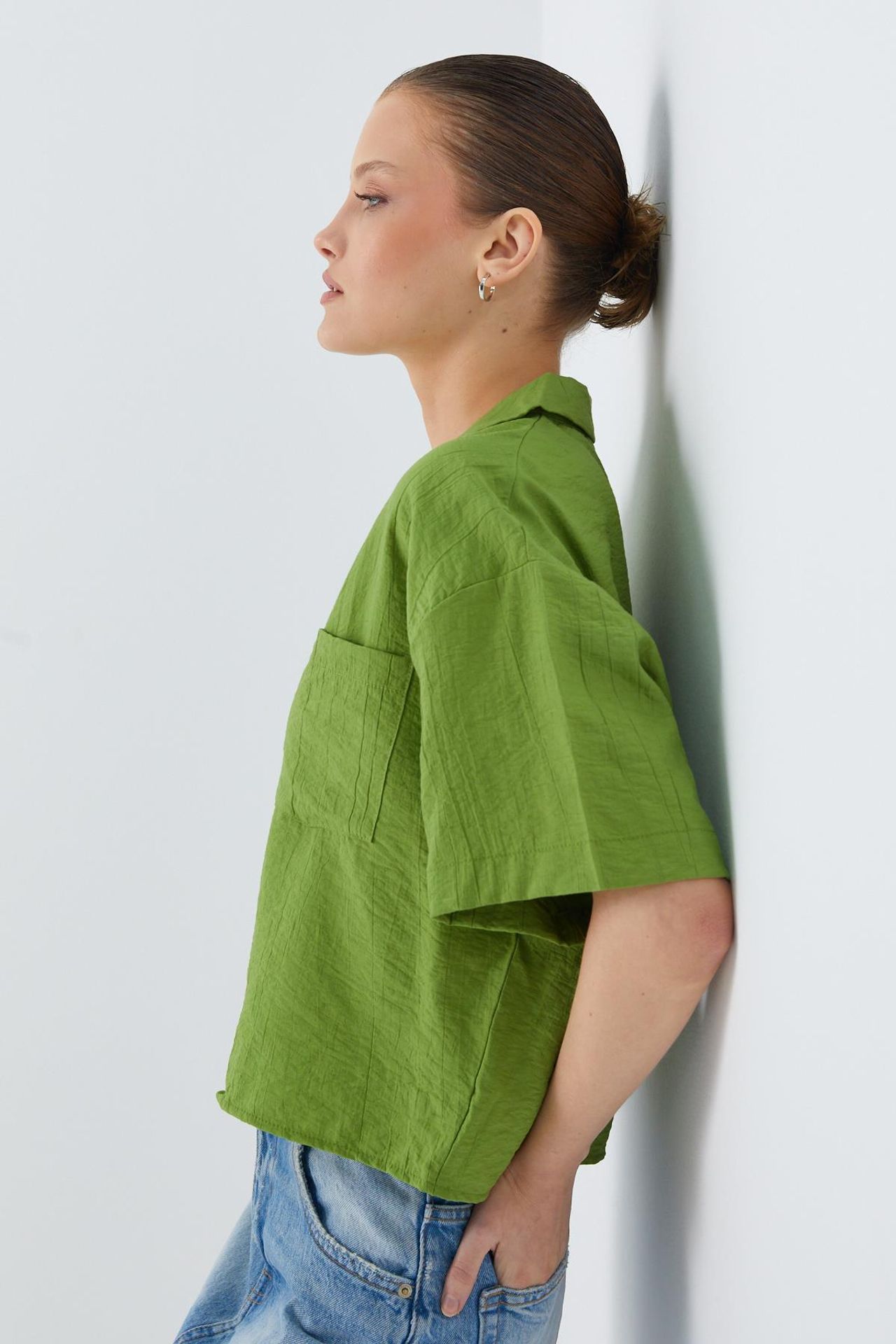 Mixray Loose Fit Button-Up Crop Shirt with Pocket 3