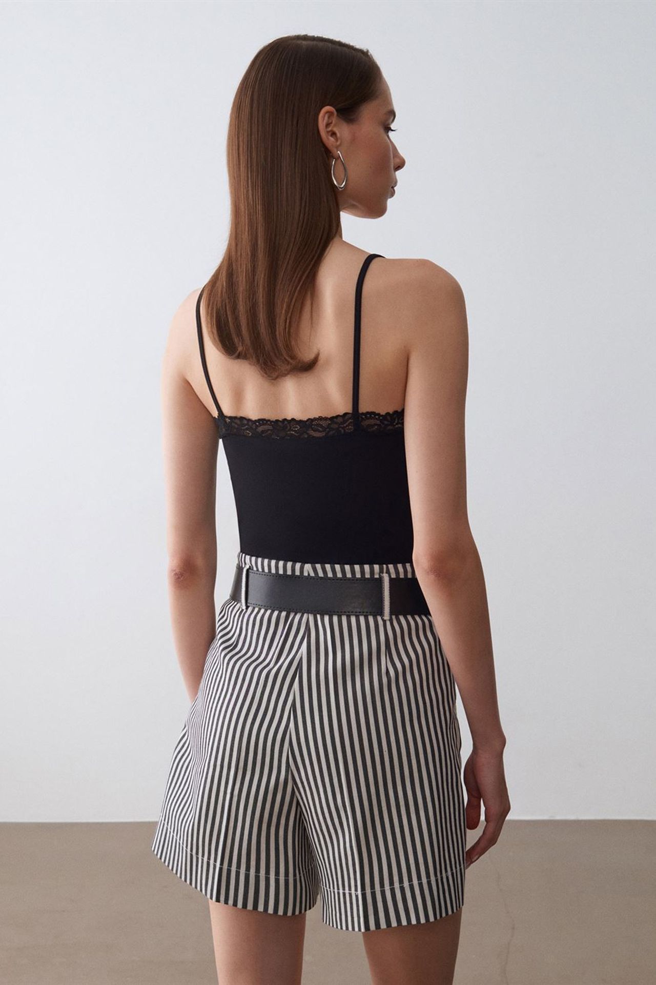 DILVIN Slim Fit Sleeveless V-Neck Cami Blouse 2