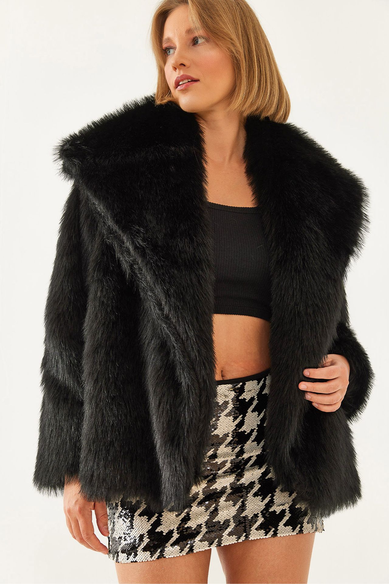 LUCCI Oversize Faux Fur Coat 1