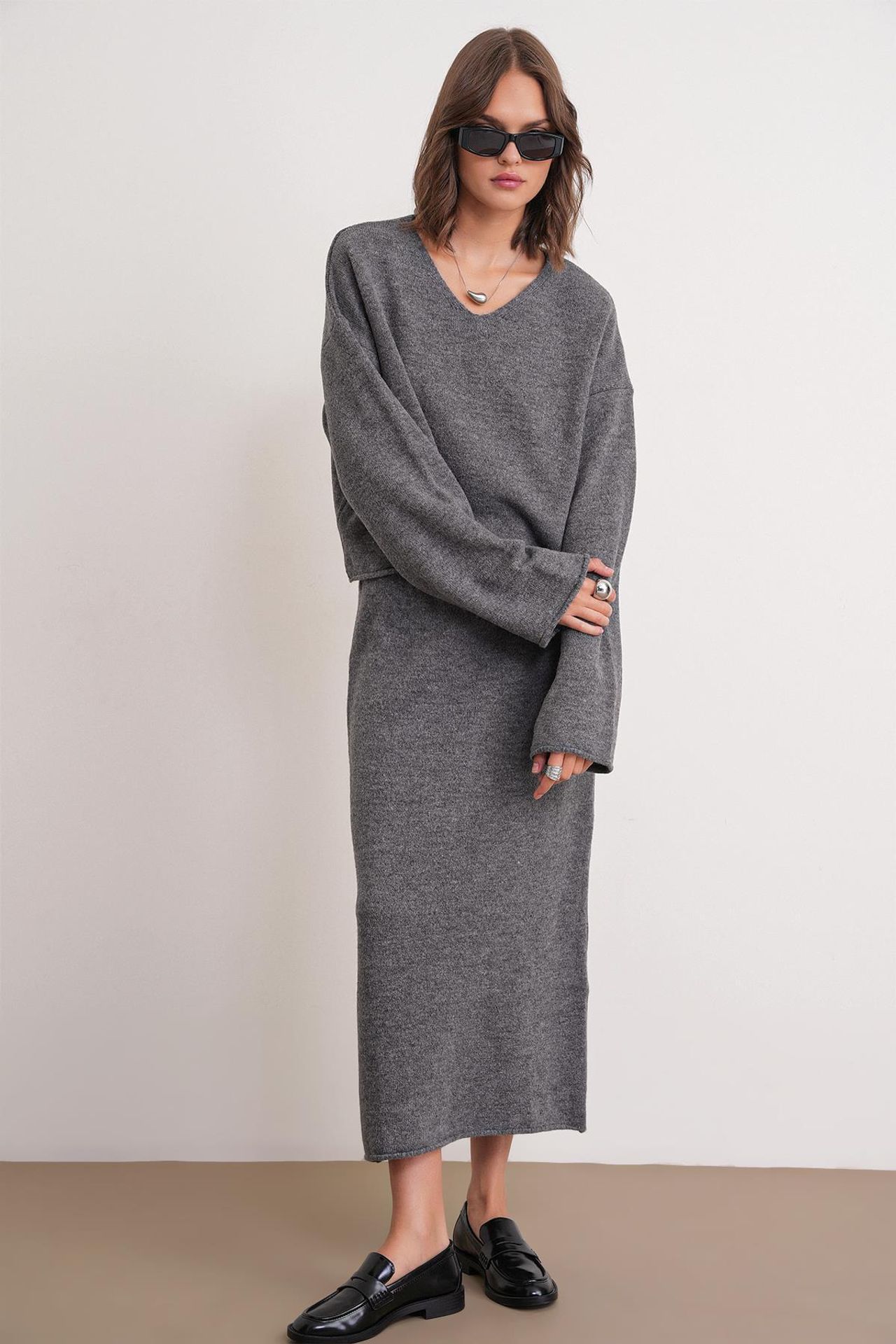 Mixray V-neck Knitwear Sweater & Skirt Co-ord Set 2