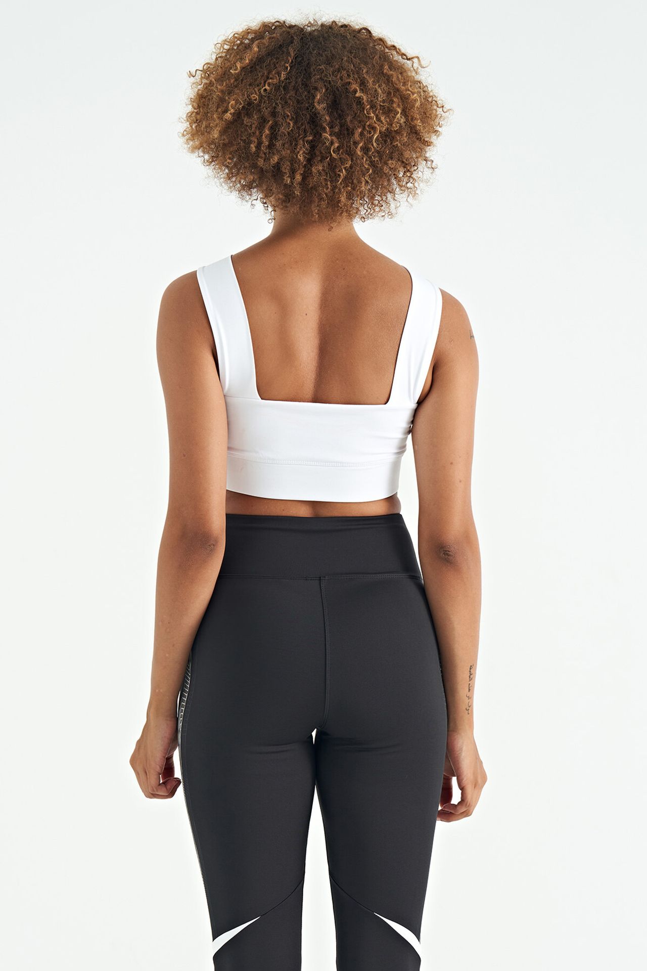 TOMMY Women's Cropped Sleeveless V-neck Sports Top 6