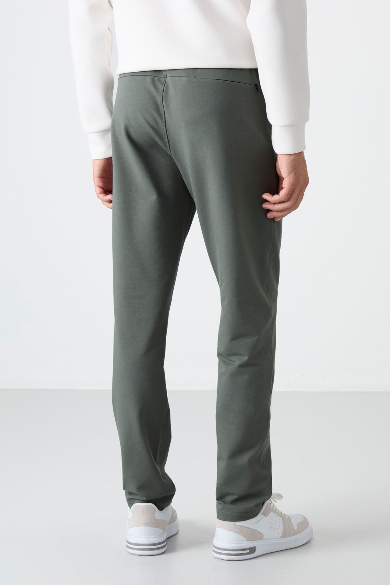 TOMMY Men's Regular Fit Straight-Leg Sweatpants 6
