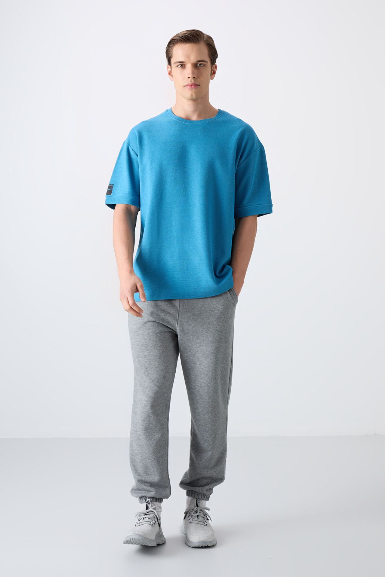 TOMMY Men's Oversized Crew Neck T-Shirt With Patch 3