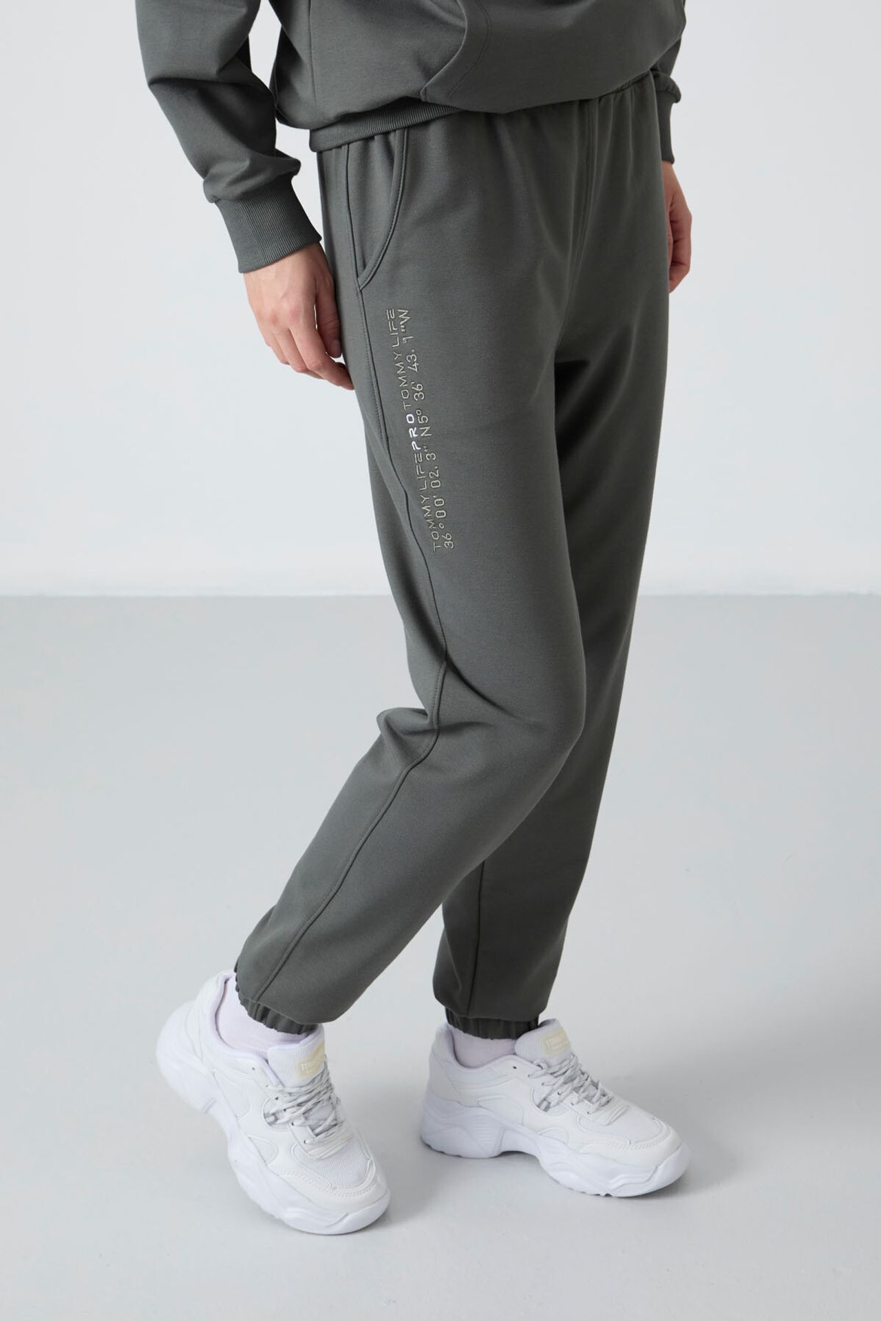 TOMMY Oversized Hooded Sweatshirt And Pants Set 6