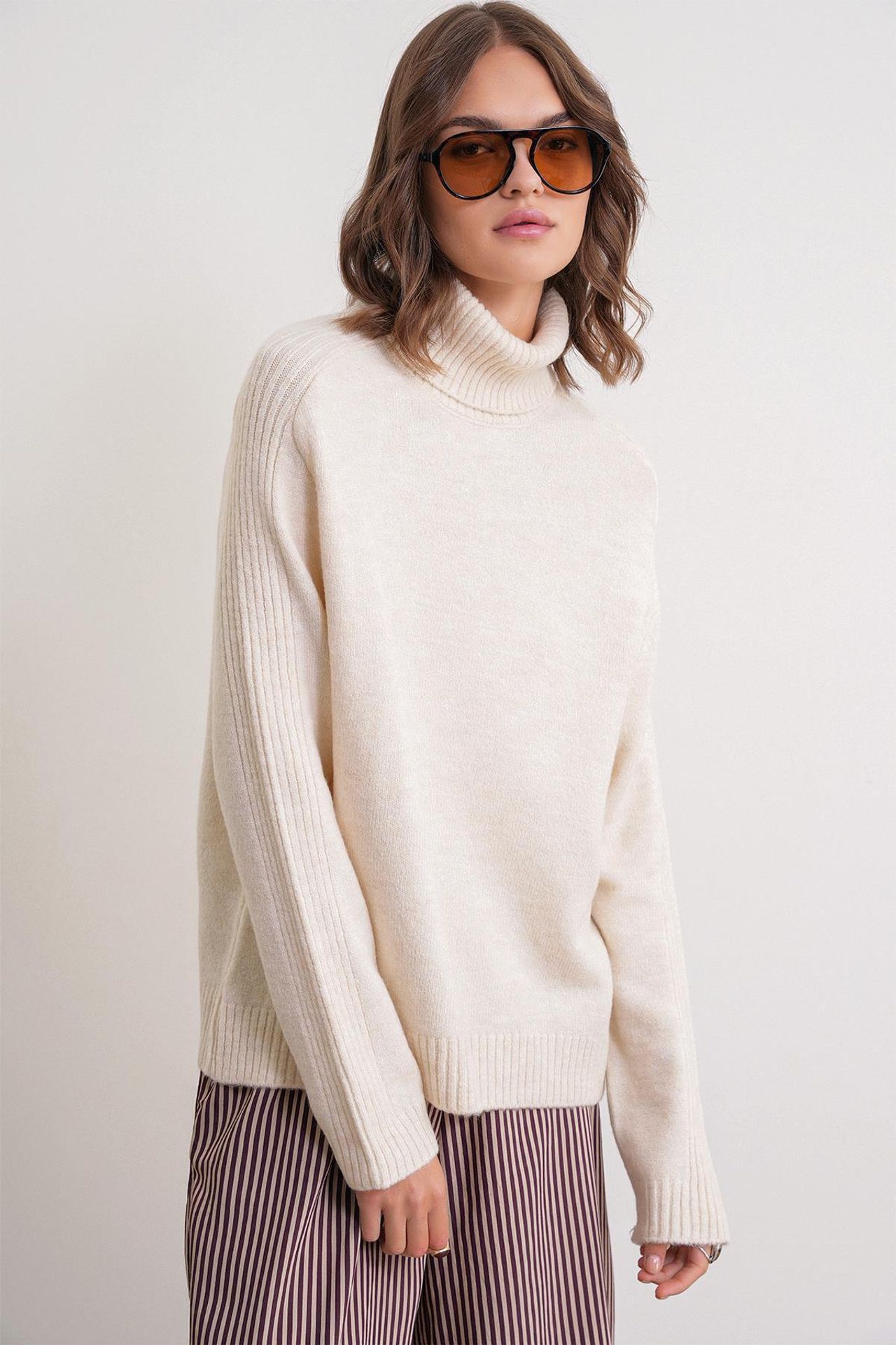 Mixray Loose Fit Turtleneck Knit Sweater 1