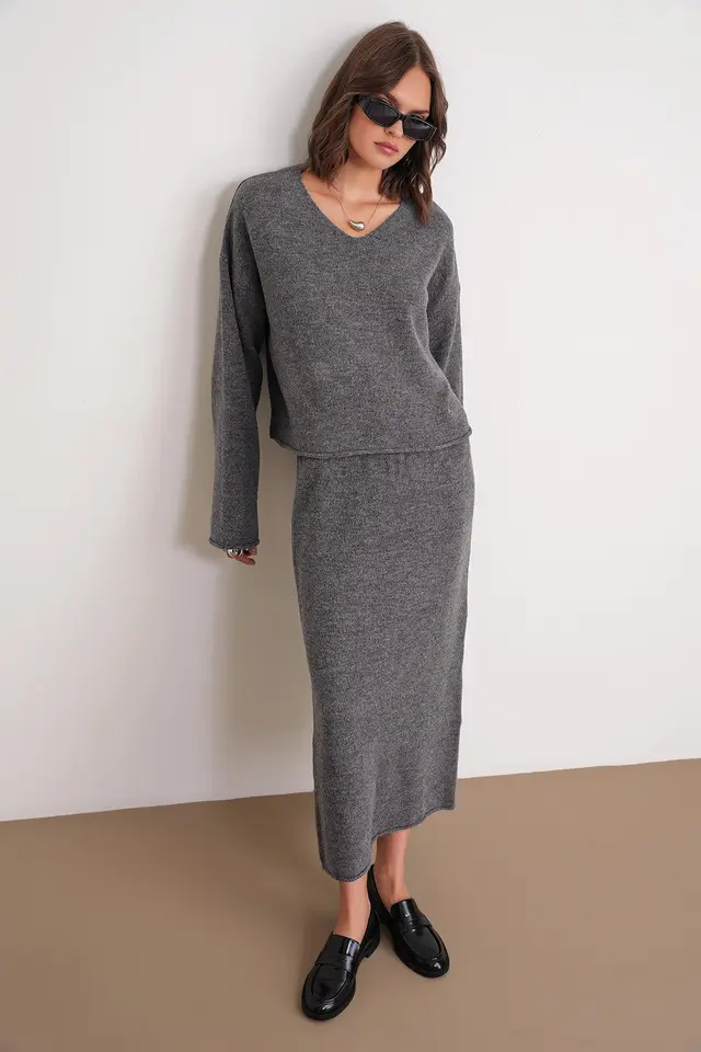 Mixray V-neck Knitwear Sweater & Skirt Co-ord Set