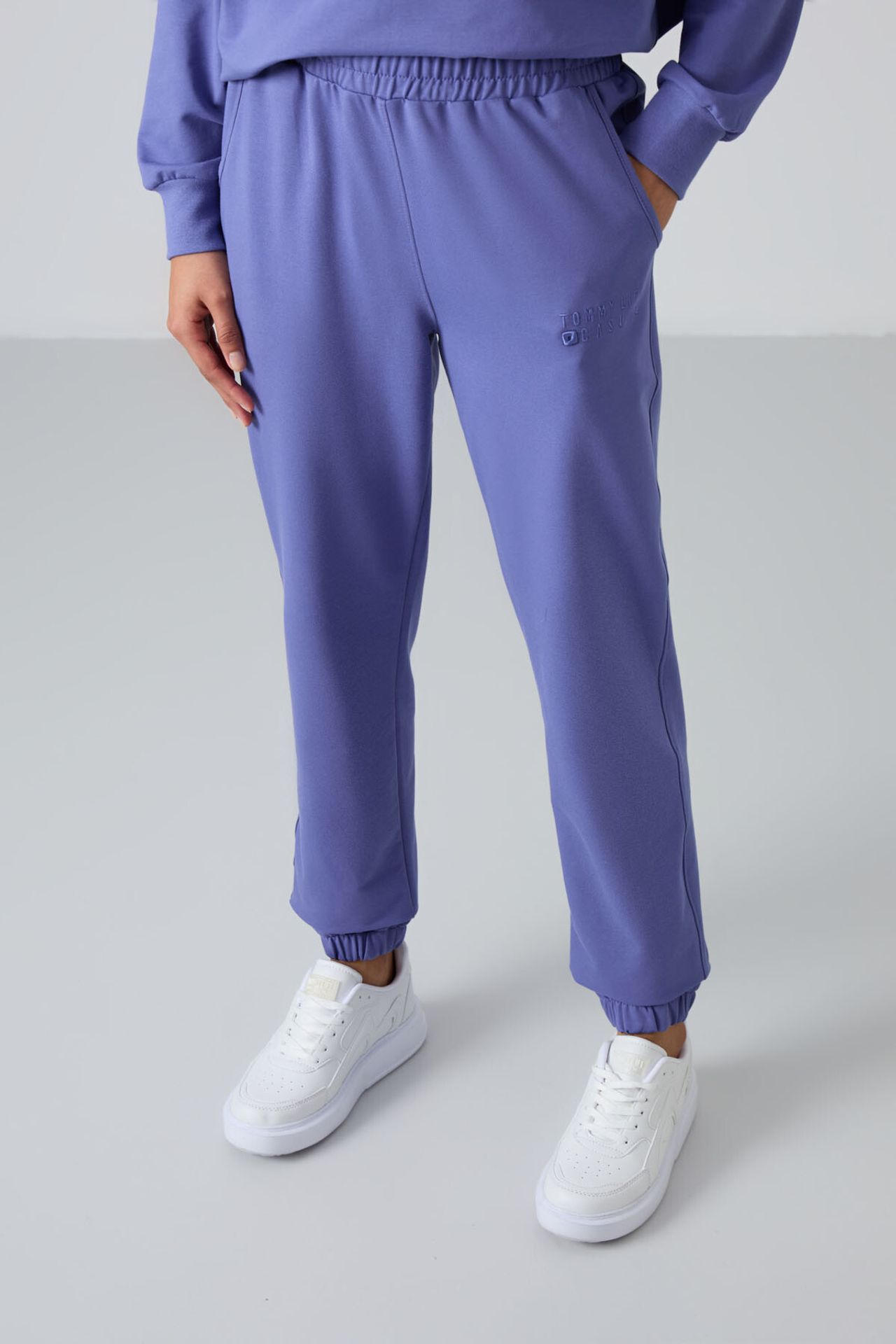 TOMMY Oversized Crew Neck Sweatshirt and Pants Set 5