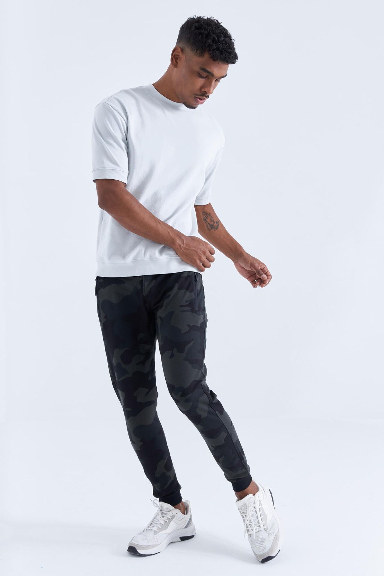 TOMMY Men's Camouflage Slim Fit Sweatpants 5