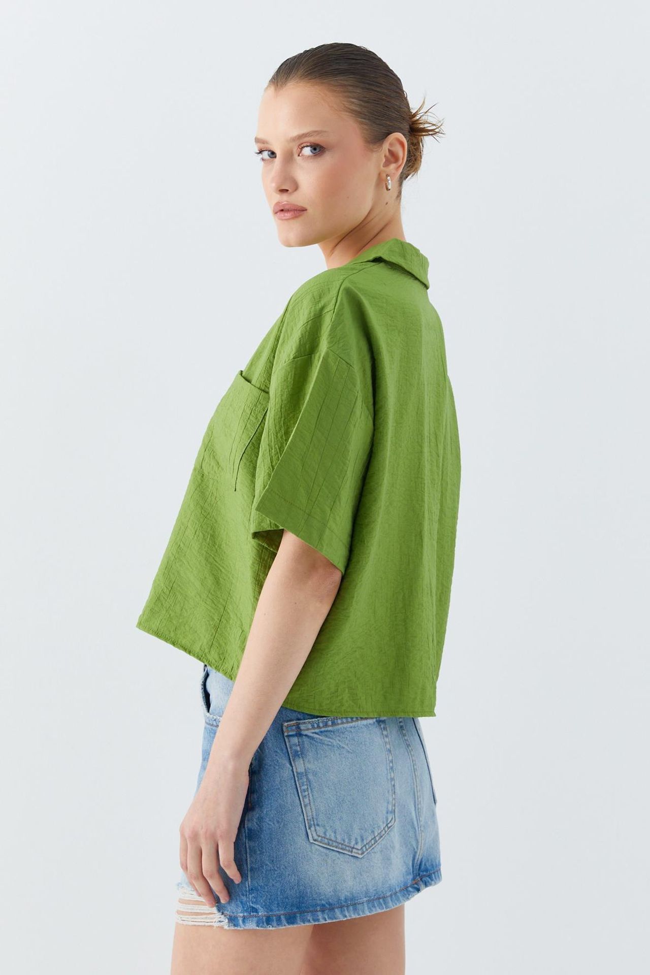 Mixray Loose Fit Button-Up Crop Shirt with Pocket 5