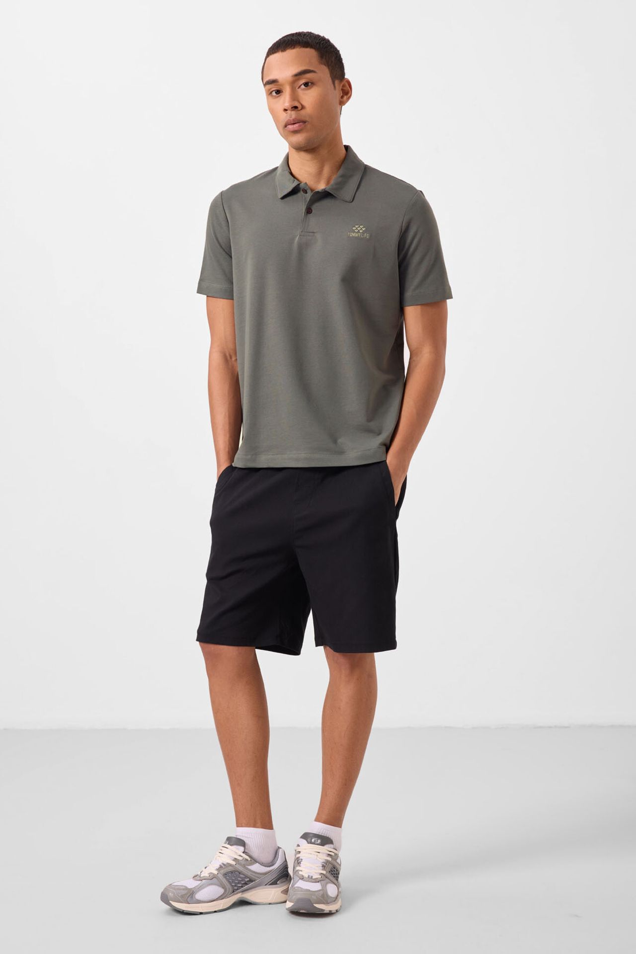 TOMMY Men's Woven Chino Shorts 1
