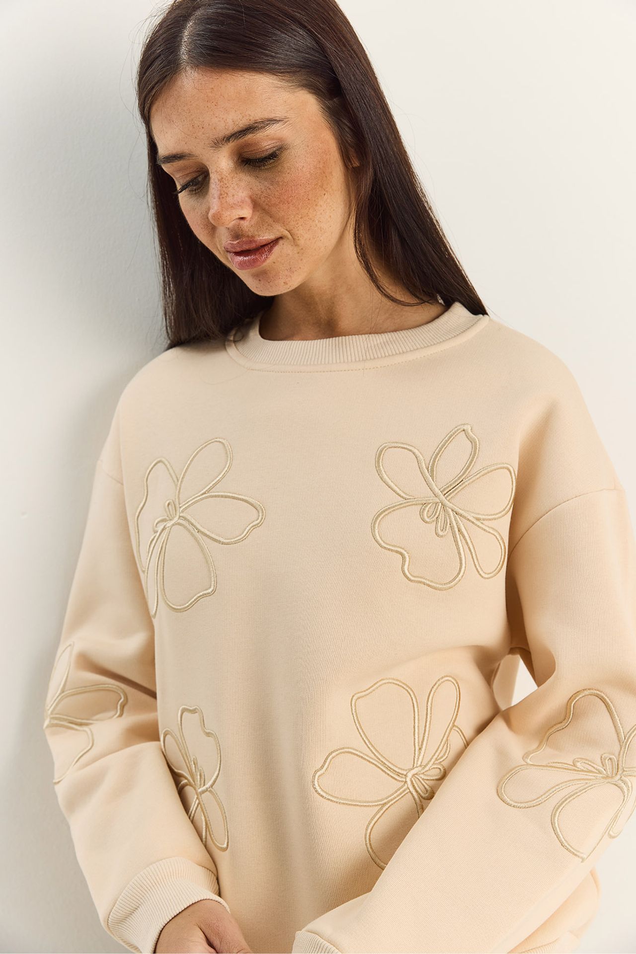 LUCCI Embroidered Crew Neck Long Sleeve Sweatshirt 5