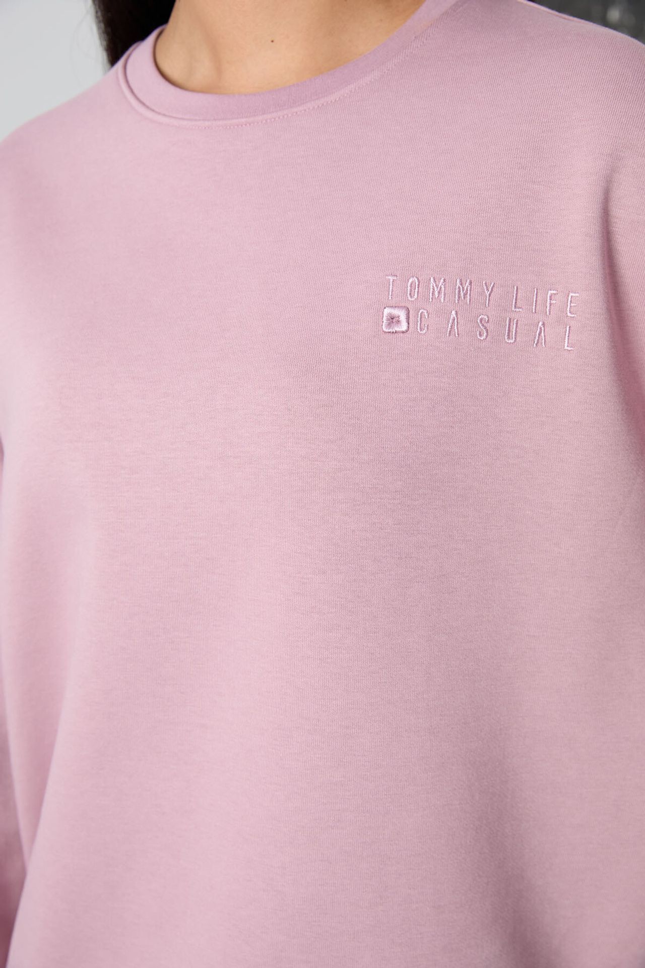 TOMMY Oversized Crew Neck Sweatshirt and Pants Set 5