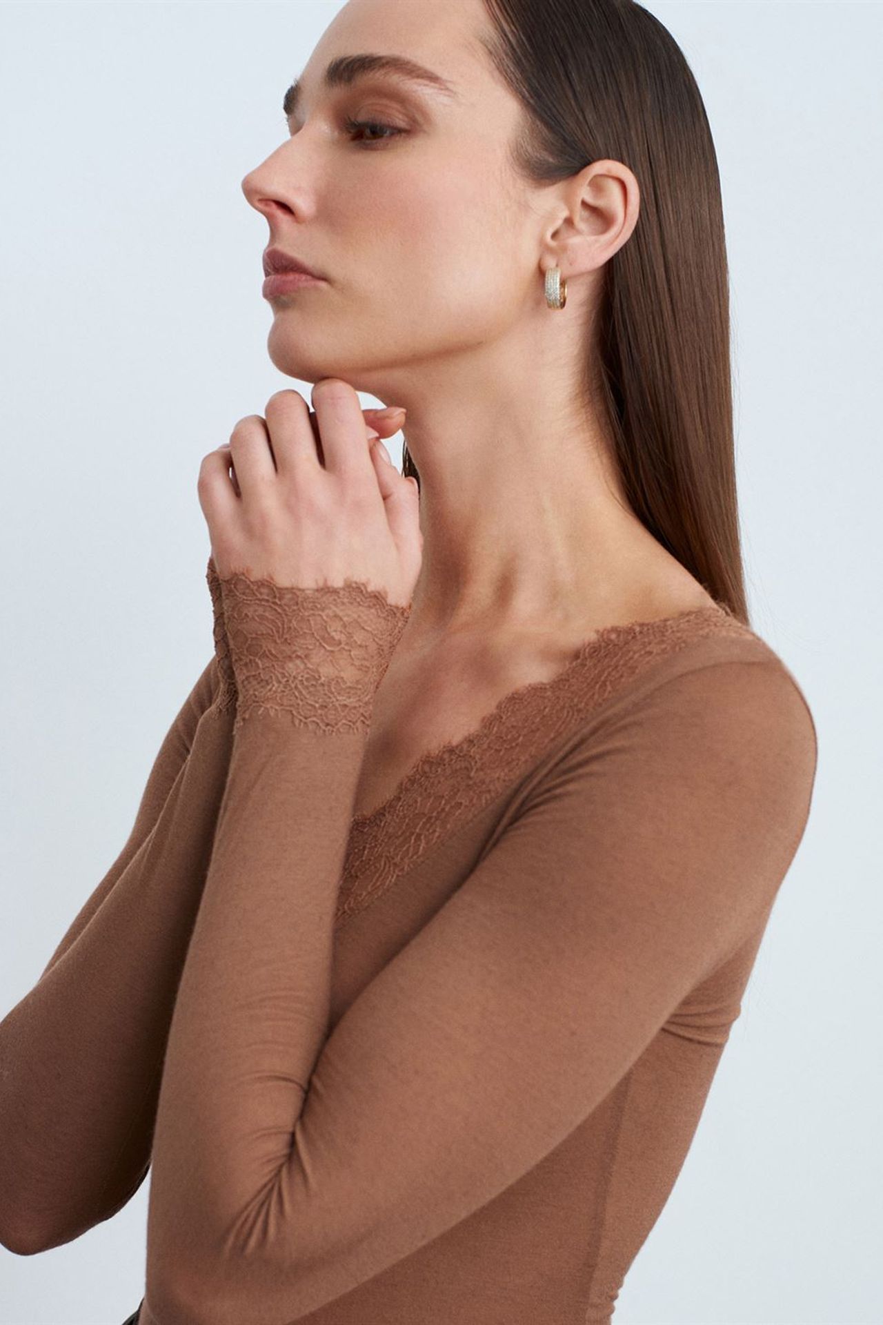 DILVIN Slim Fit V-Neck Lace Blouse 3