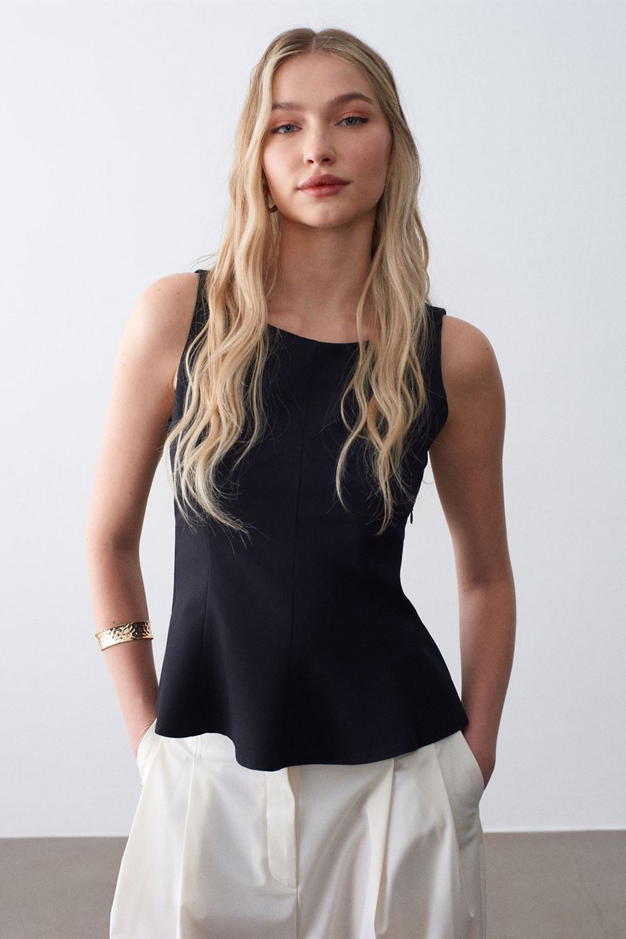 DILVIN Fitted Sleeveless Crepe Peplum Blouse 1