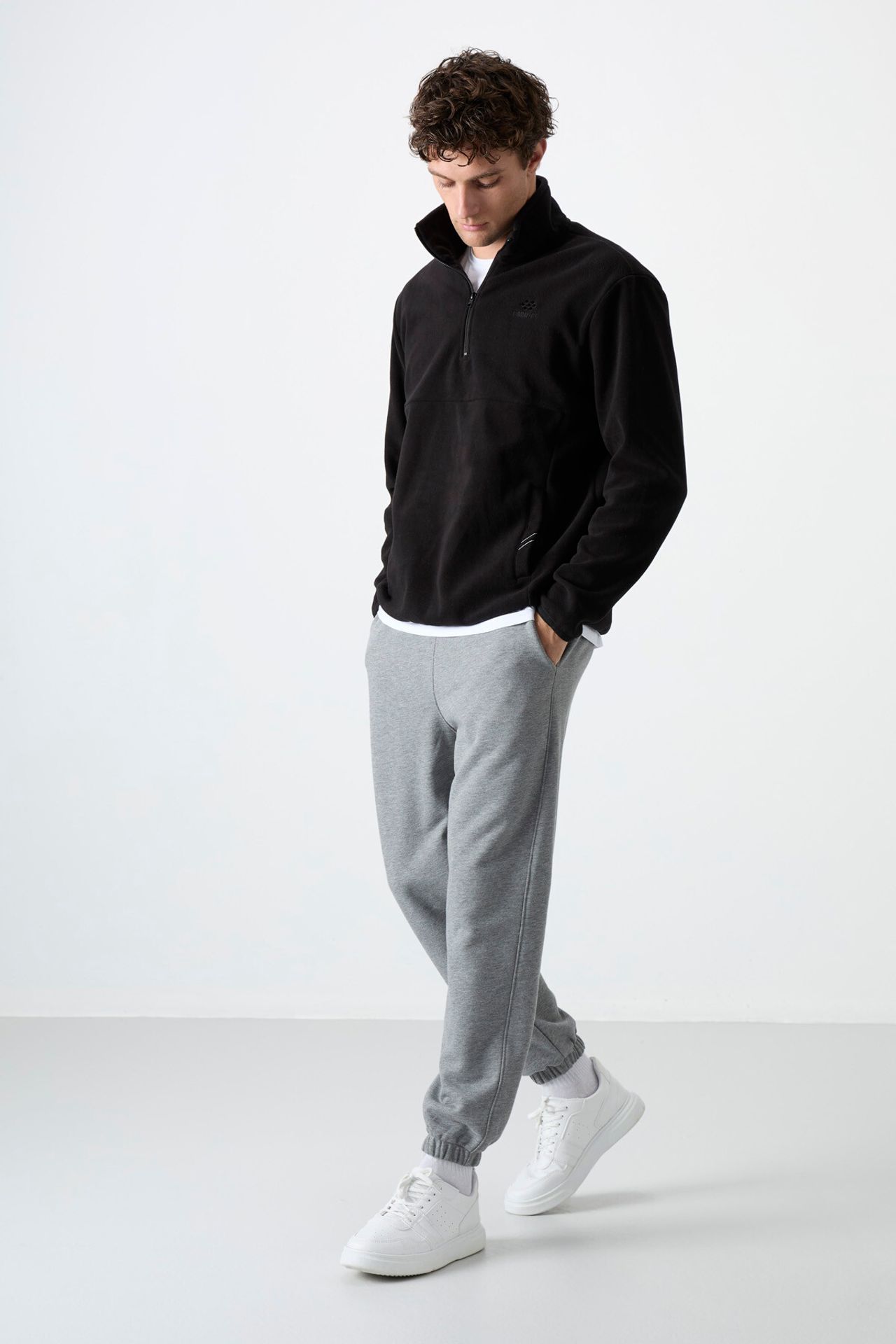 TOMMY Men's Slim Fit Half-zip Plush Sweatshirt 4