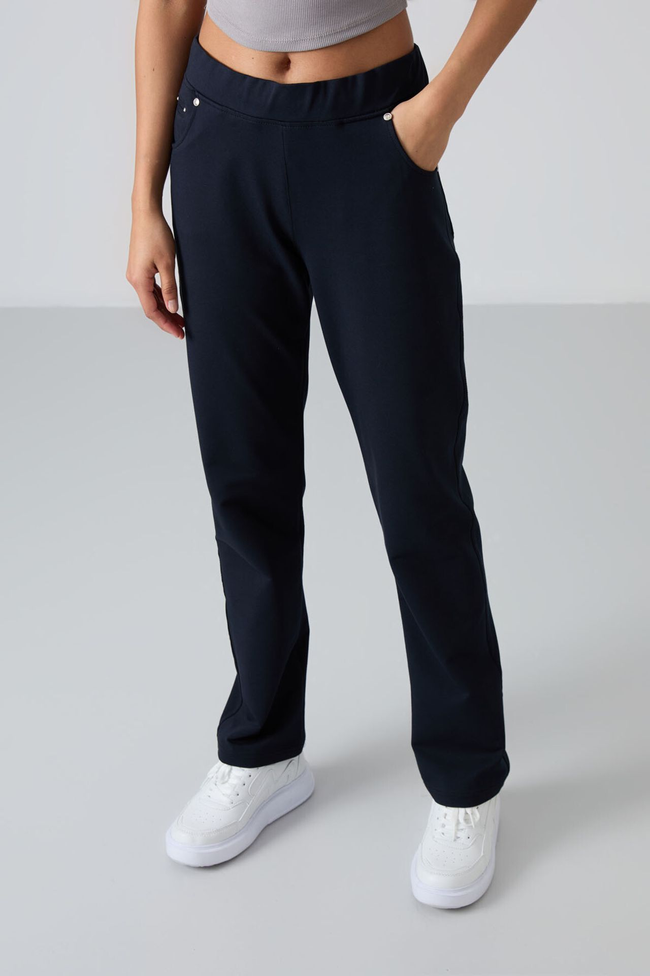 TOMMY Women’s Relaxed Straight-Leg Sweatpants 3