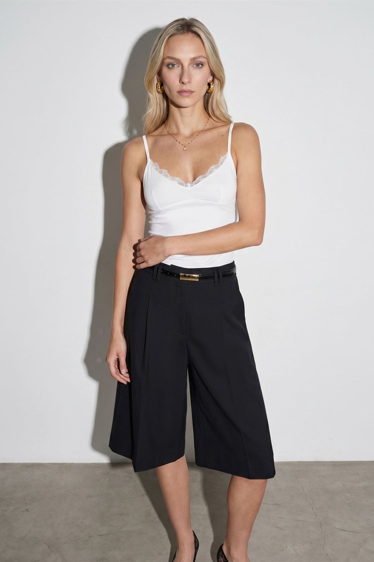 DILVIN Lace V-Neck Sleeveless Cami Blouse 3