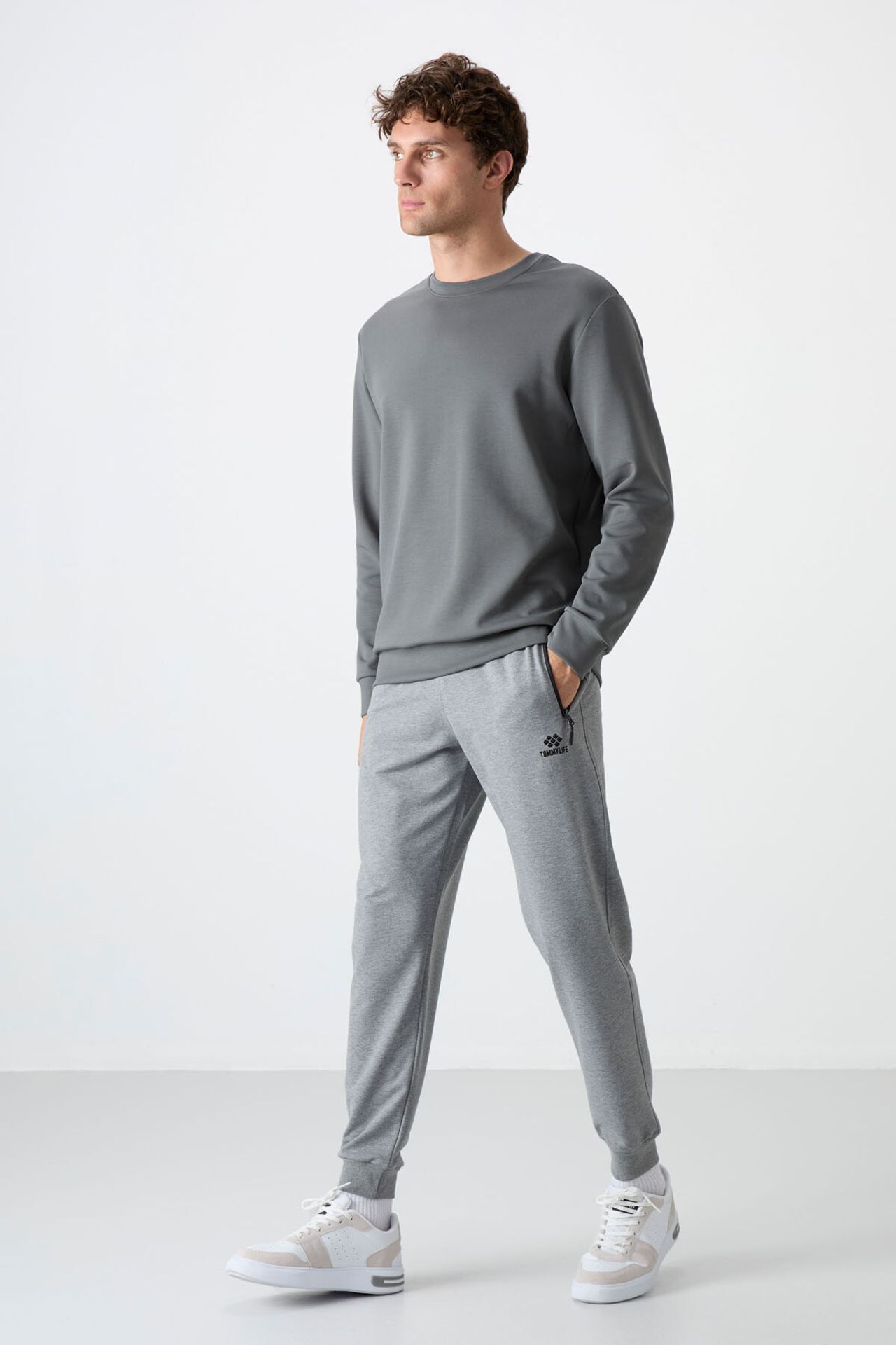 TOMMY Men's Solid Pull-on Sweatpants With Zip Pocket 2