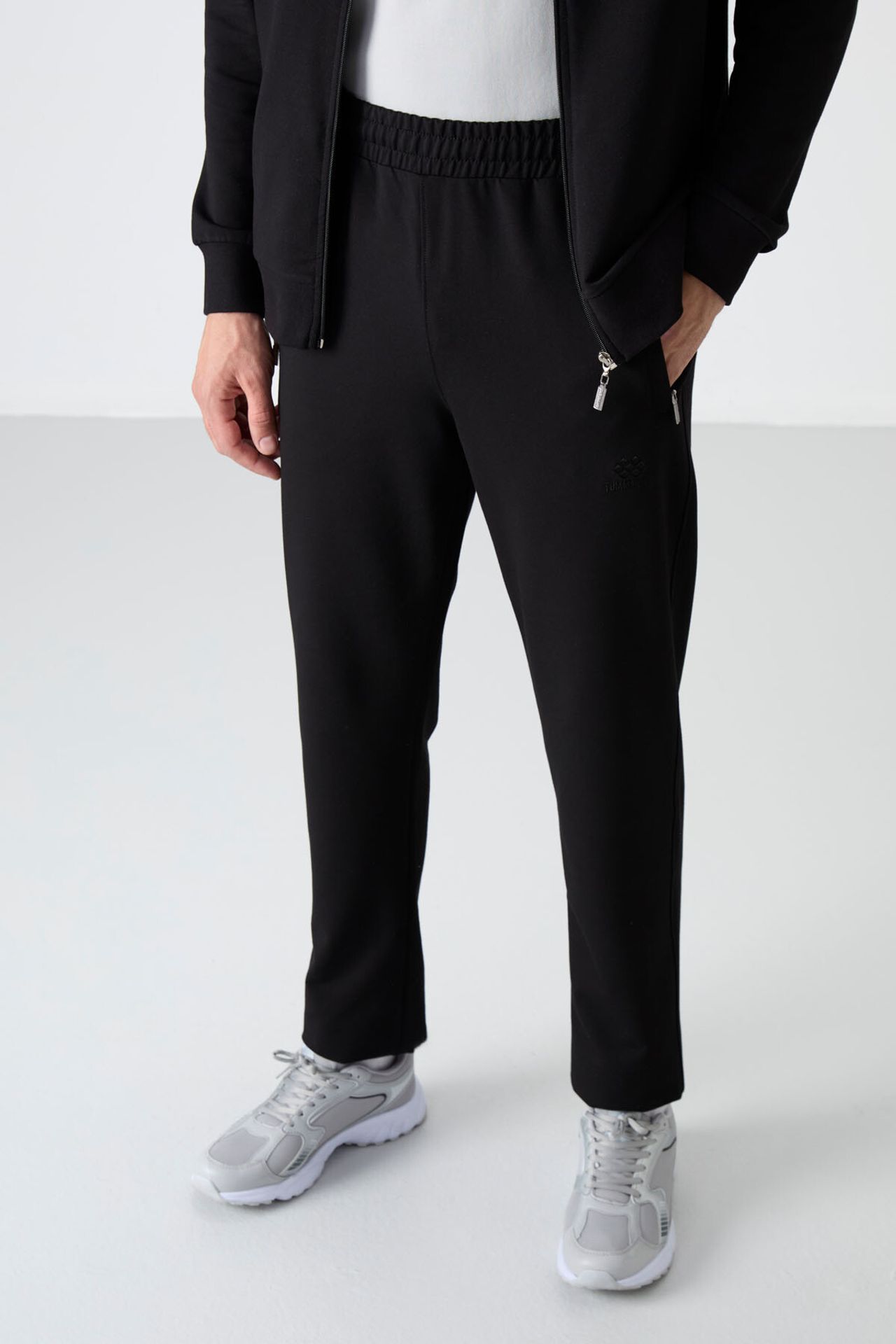 TOMMY Men's Relaxed Fit Zip-collar Sweatshirt And Pants Set 3