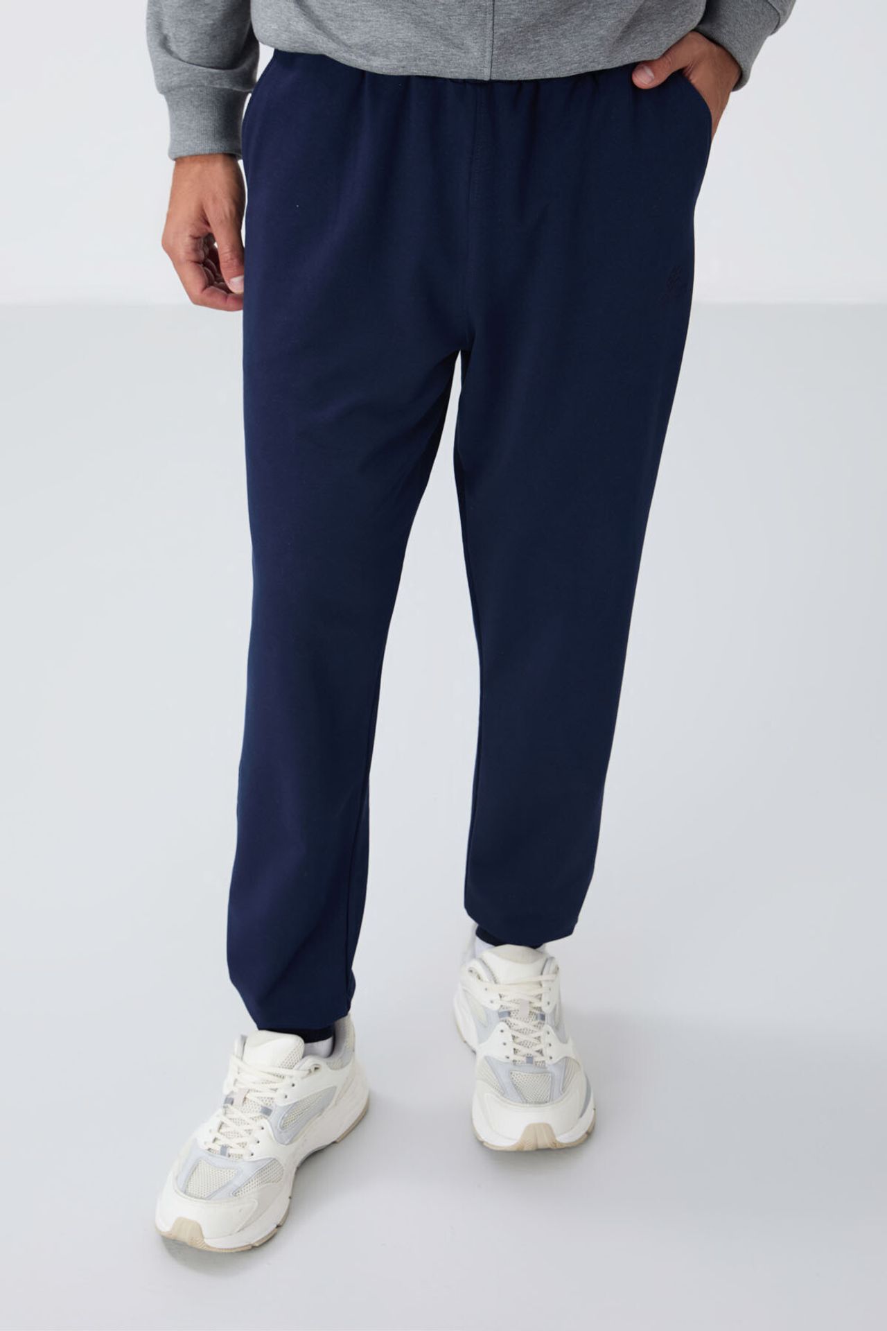 TOMMY Men's Solid Fleece Sweatpants 1
