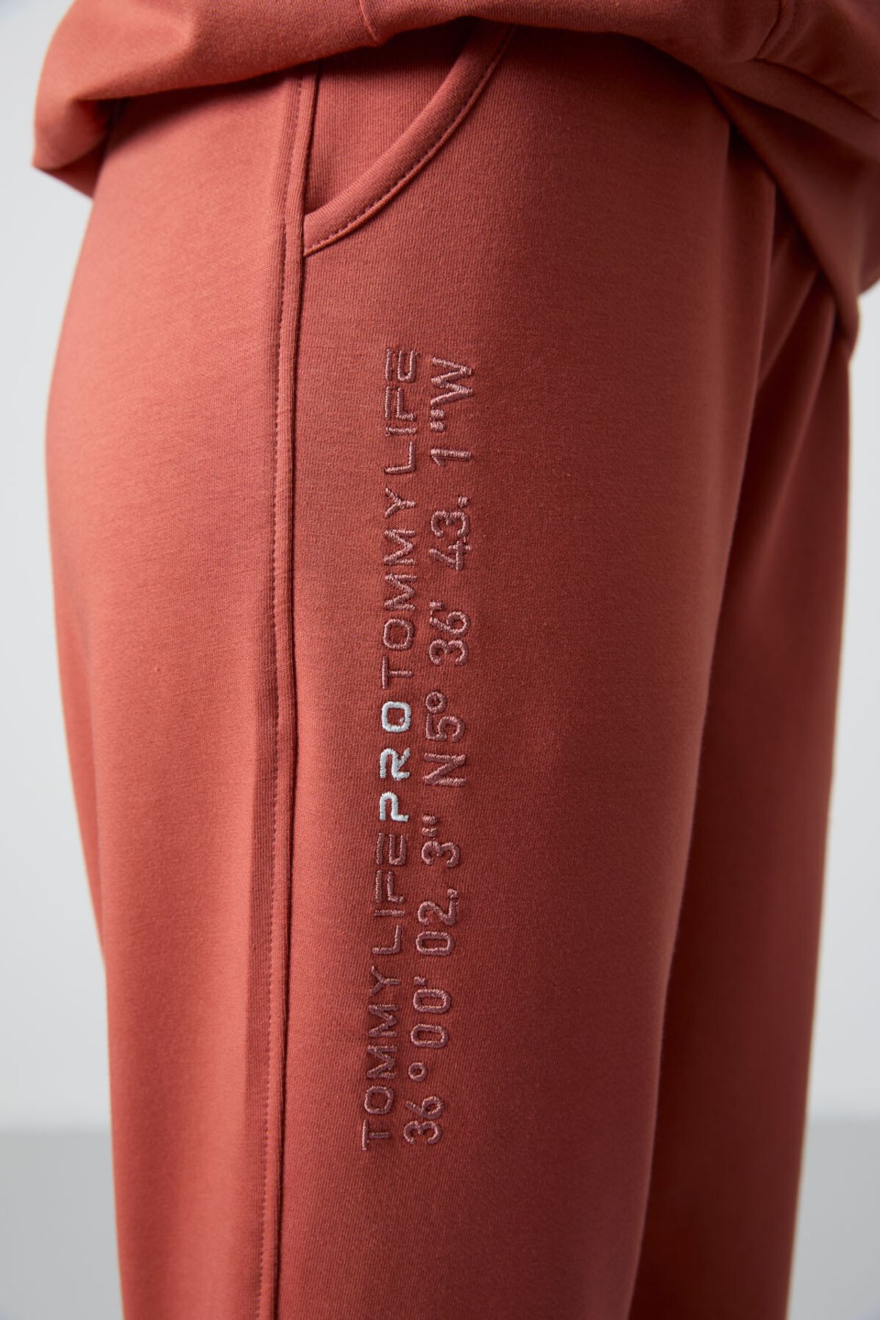 TOMMY Oversized Hooded Sweatshirt And Pants Set 5
