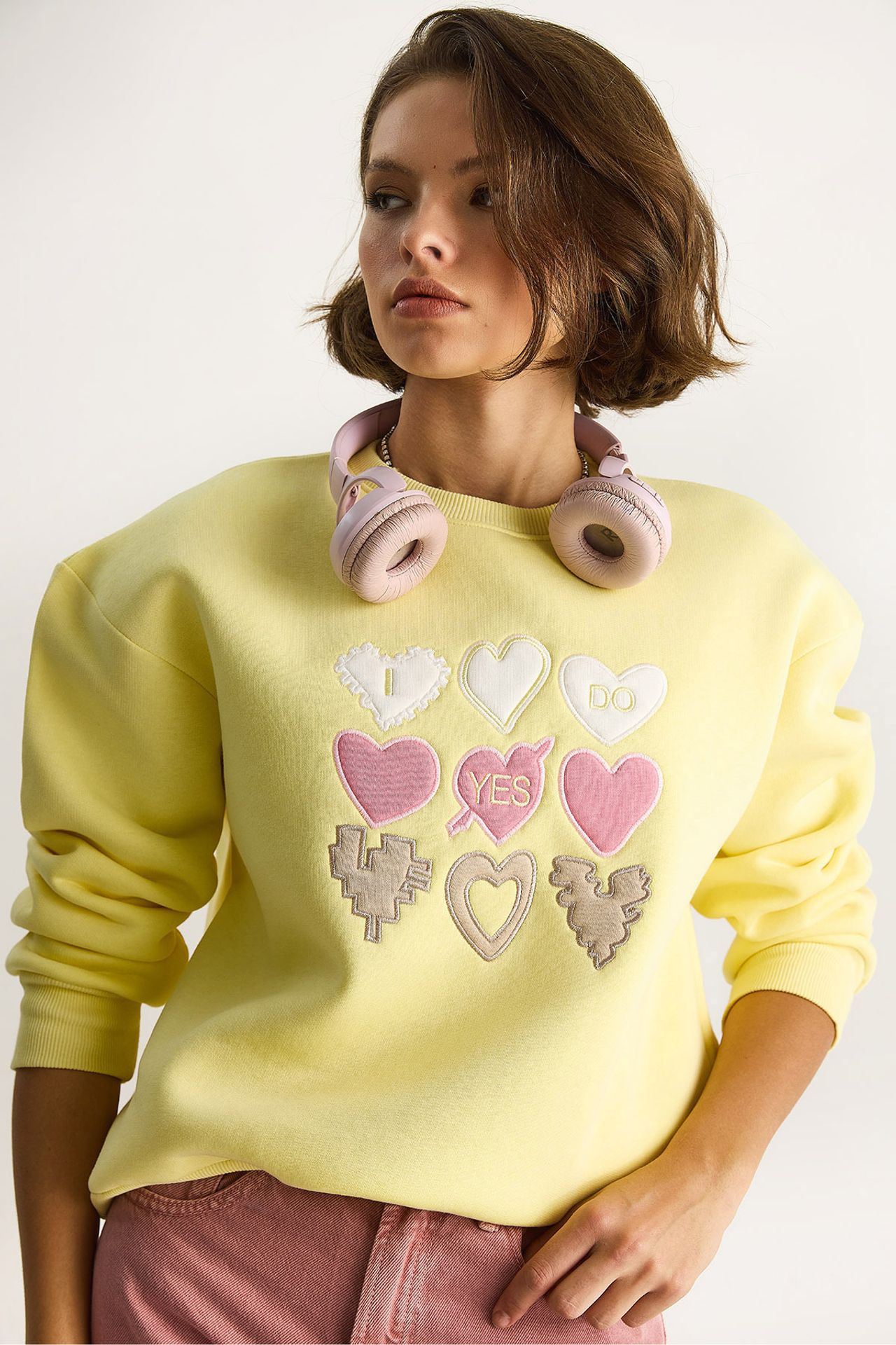 Heart Patch Appliqué Relaxed Fit Crew Neck Sweatshirt 4