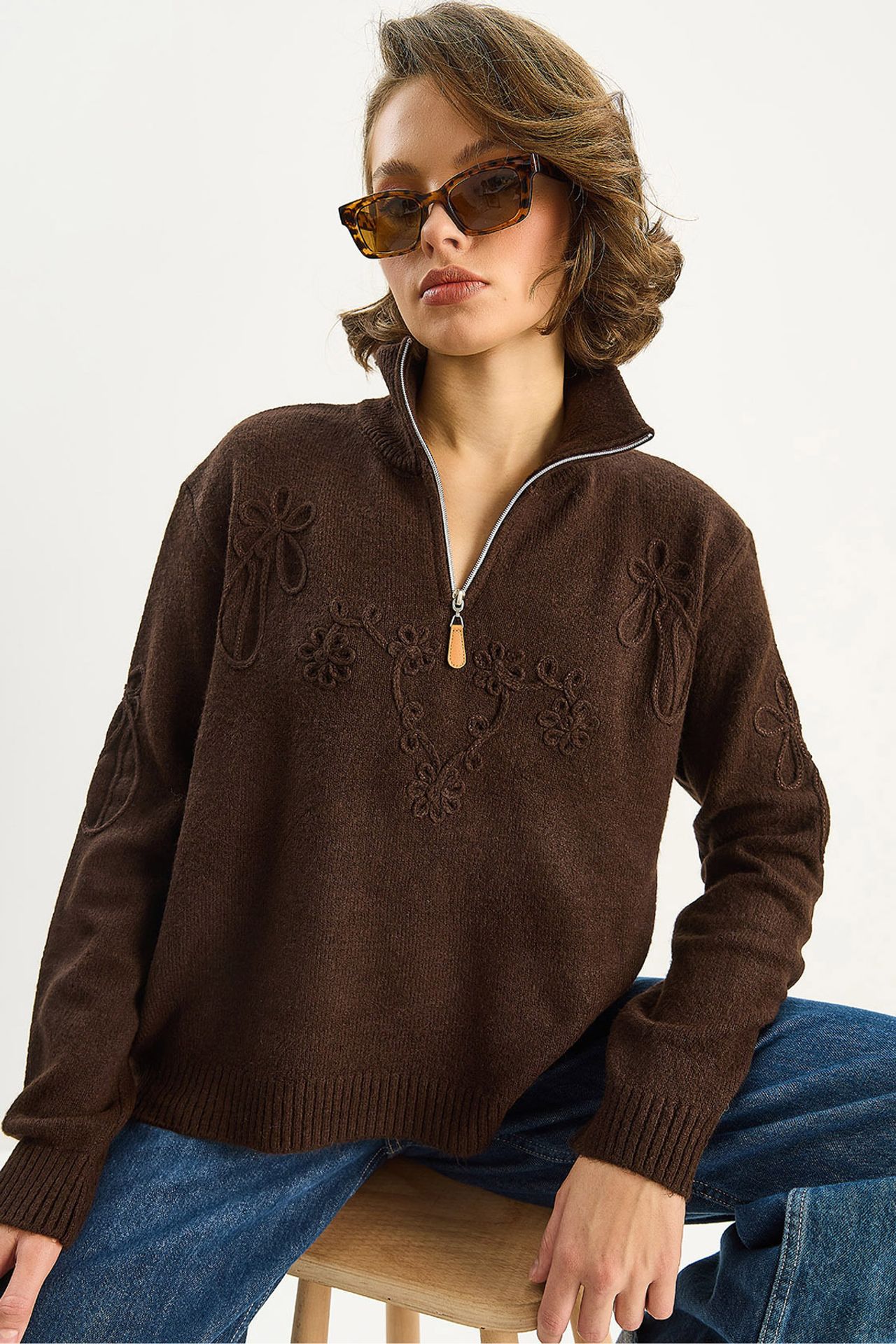 LUCCI Embroidery Detailed Zipped Collar Knit Sweater 1