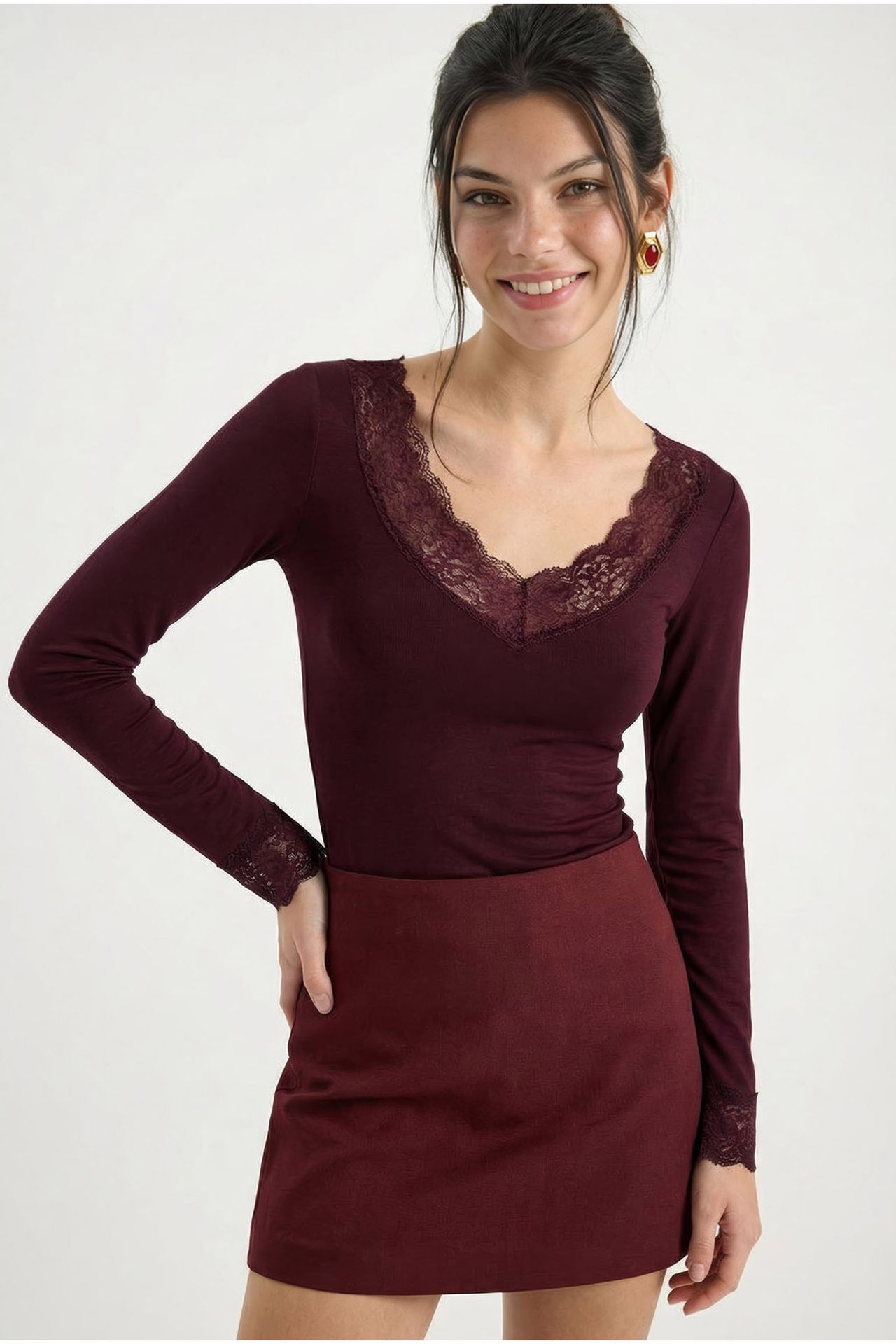 LUCCI Lace Detailed V-Neck Blouse 2
