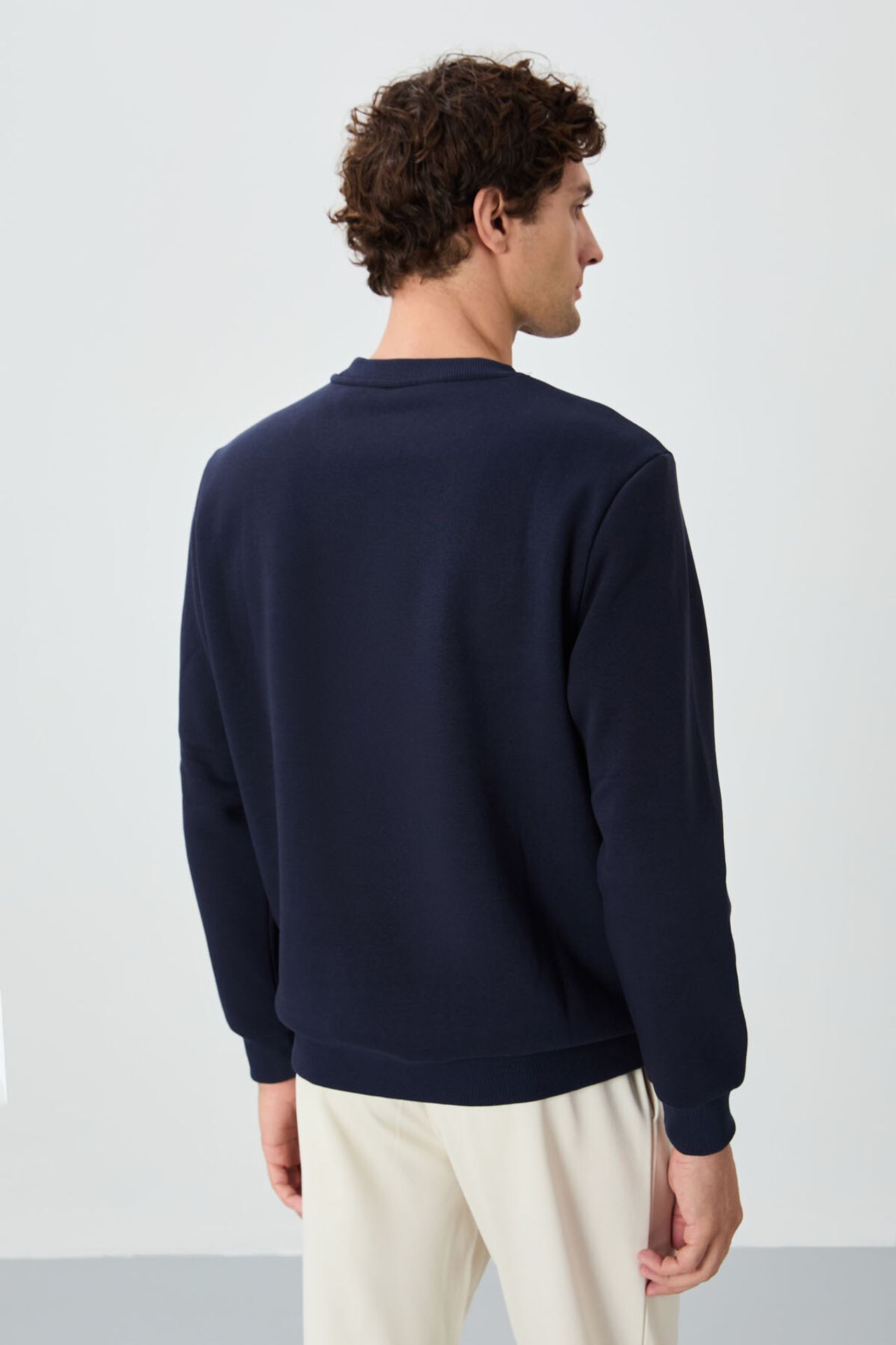 TOMMY Men's Regular Fit Crew Neck Sweatshirt 5